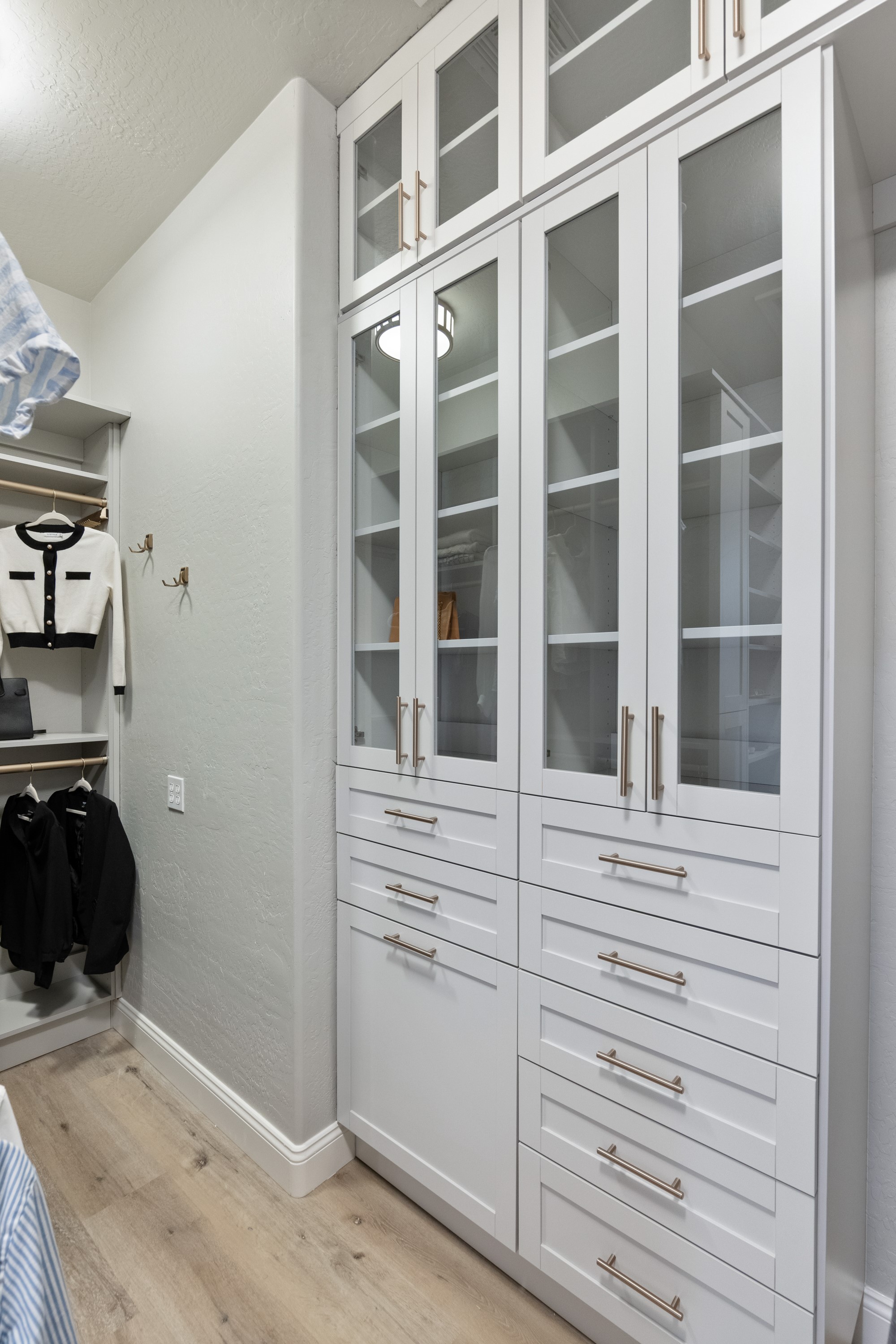 Walk-in Closet thumbnail 5