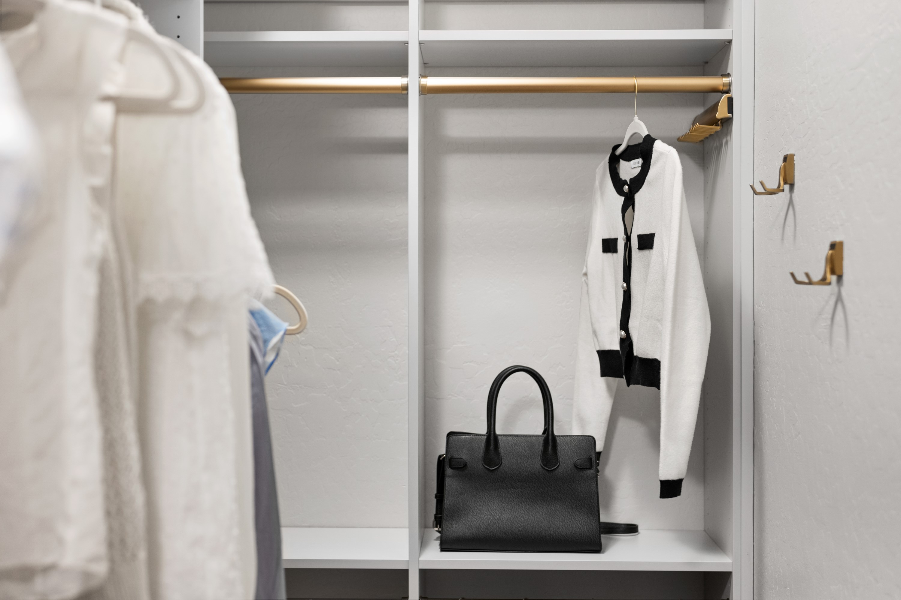 Walk-in Closet thumbnail 10