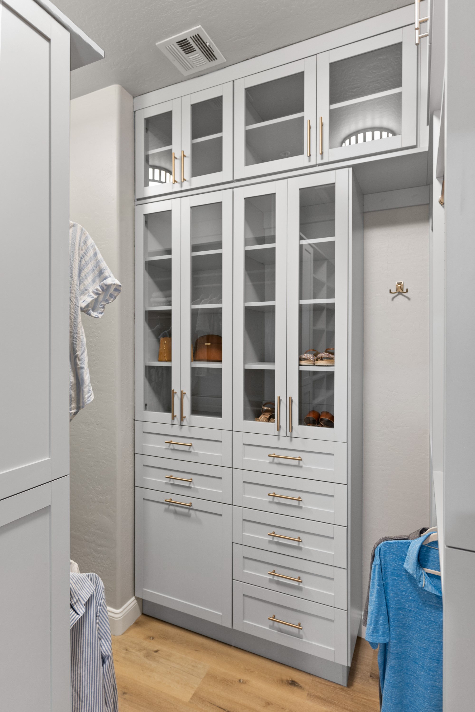 Walk-in Closet thumbnail 14