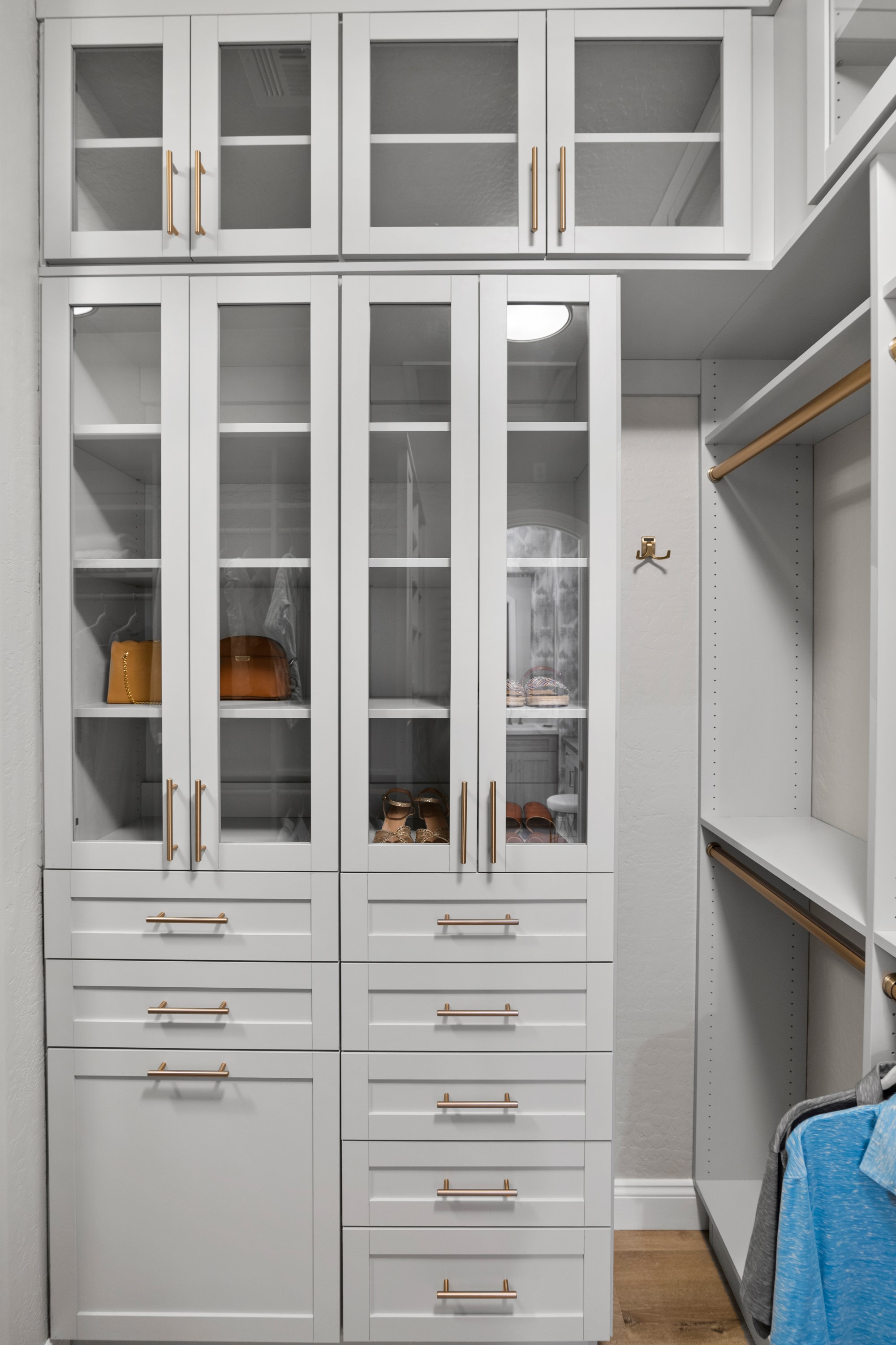 Walk-in Closet thumbnail 15