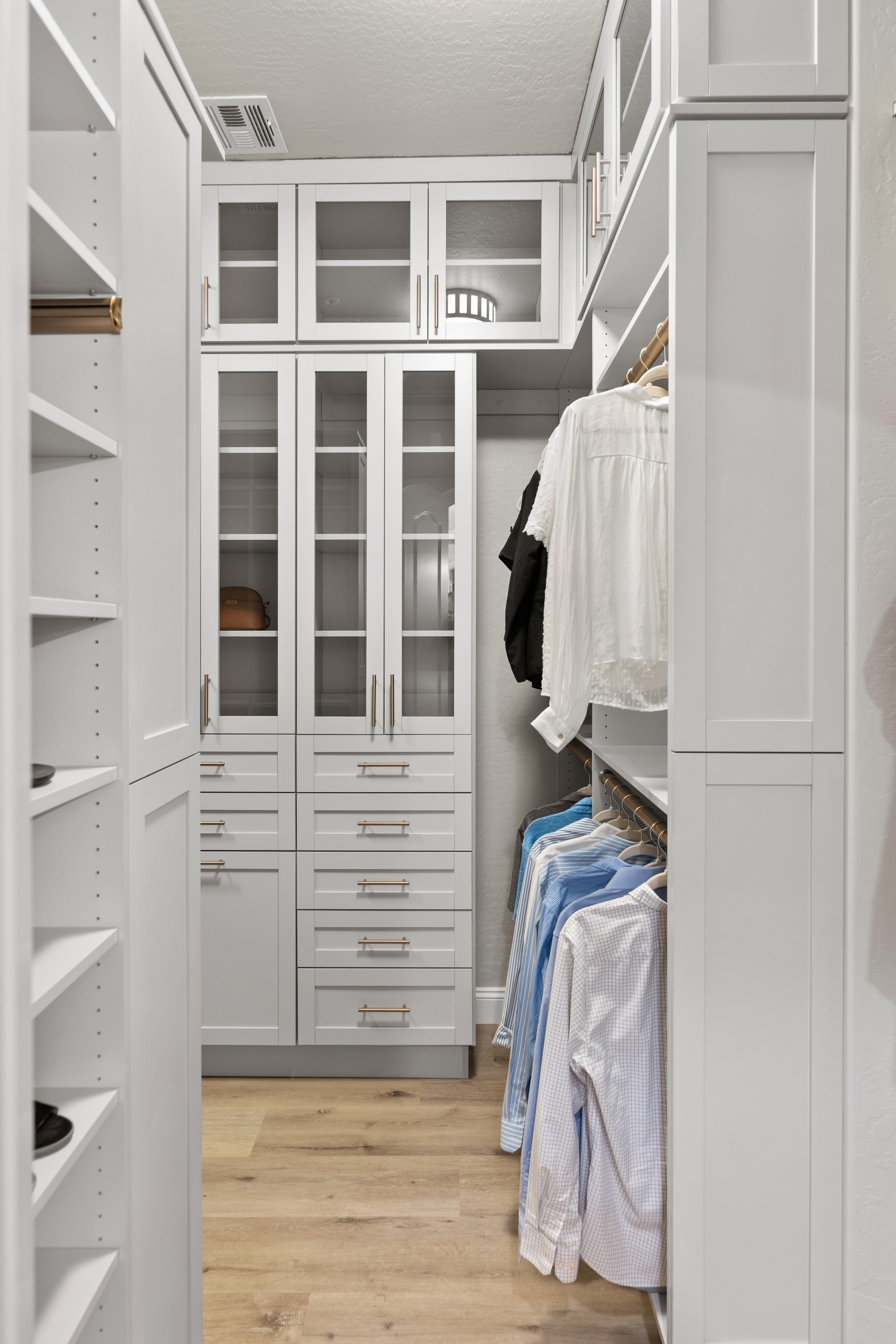 Walk-in Closet thumbnail 26