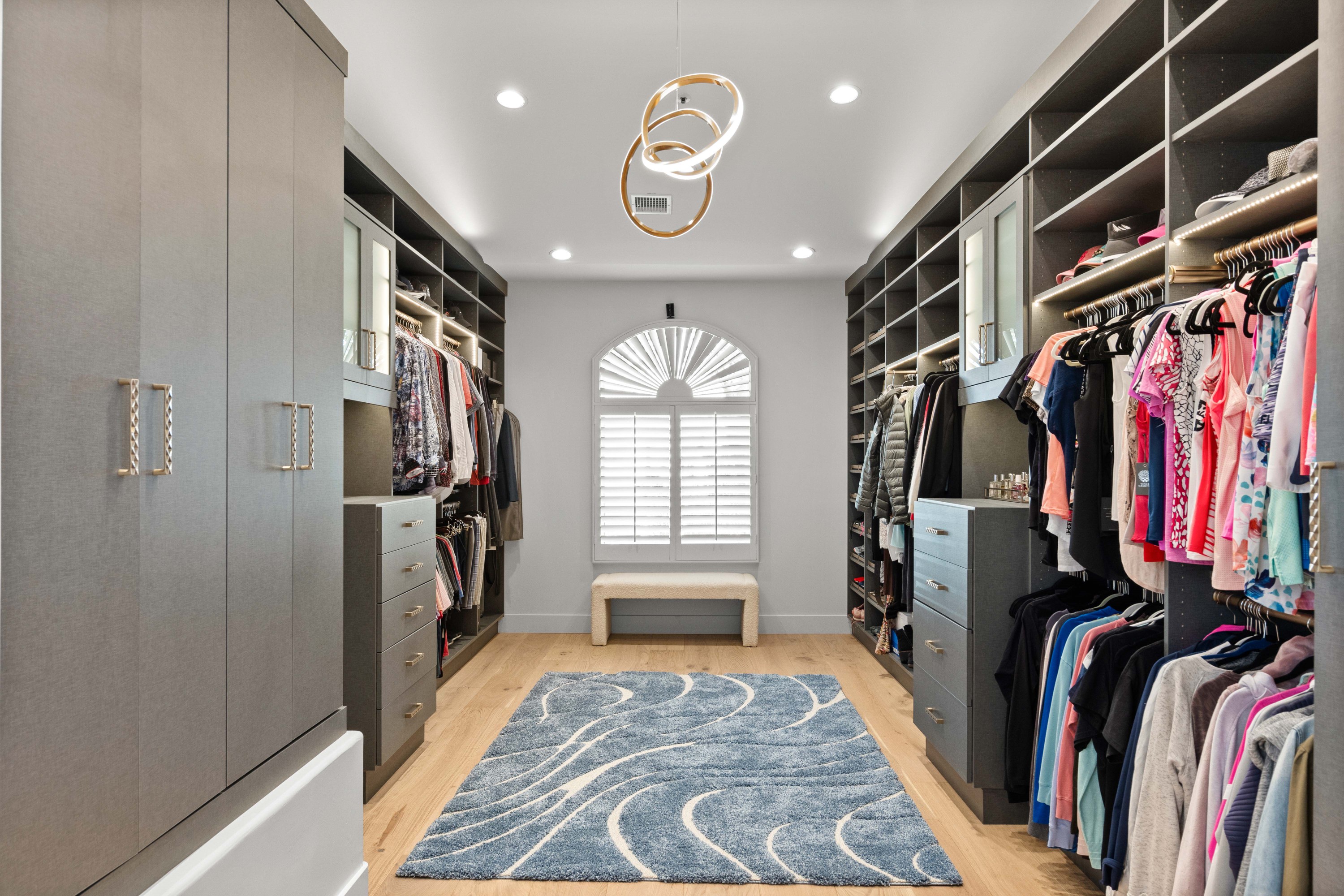 Walk-in Closet thumbnail 2
