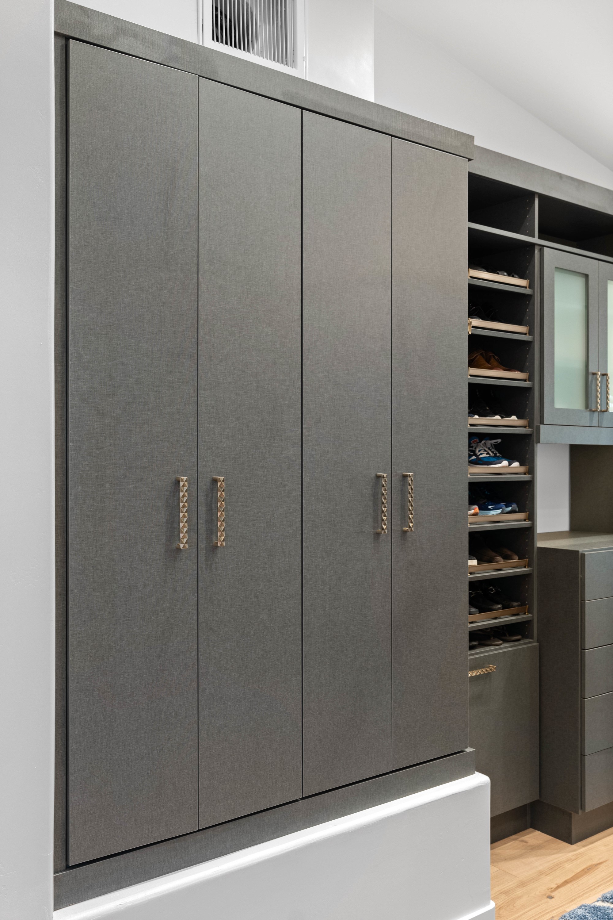 Walk-in Closet thumbnail 3