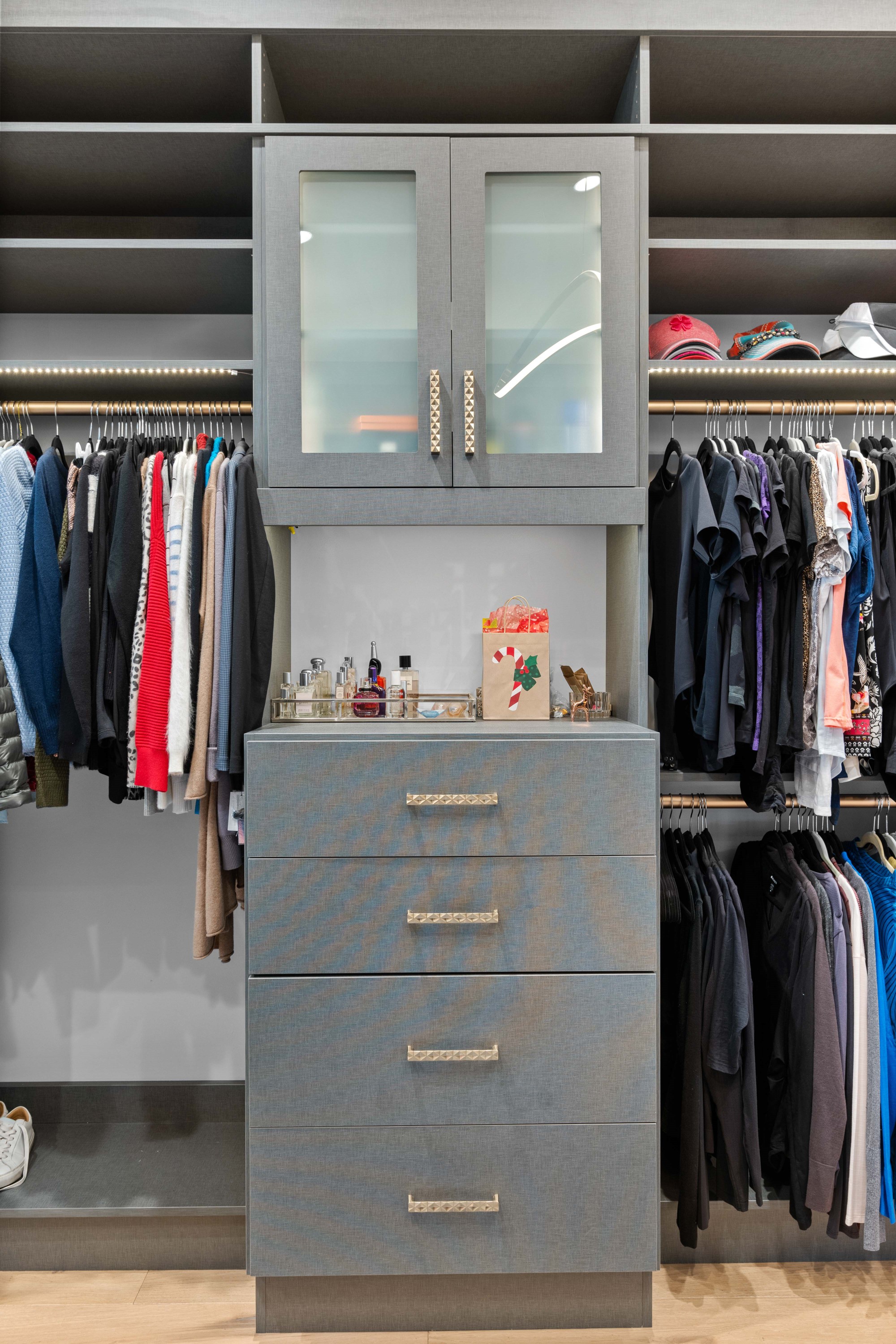 Walk-in Closet thumbnail 6