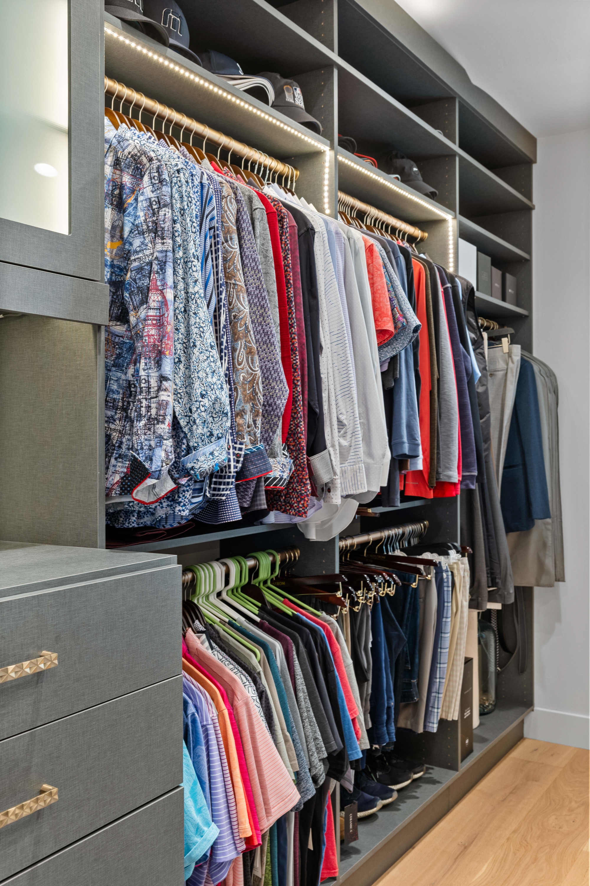 Walk-in Closet thumbnail 9
