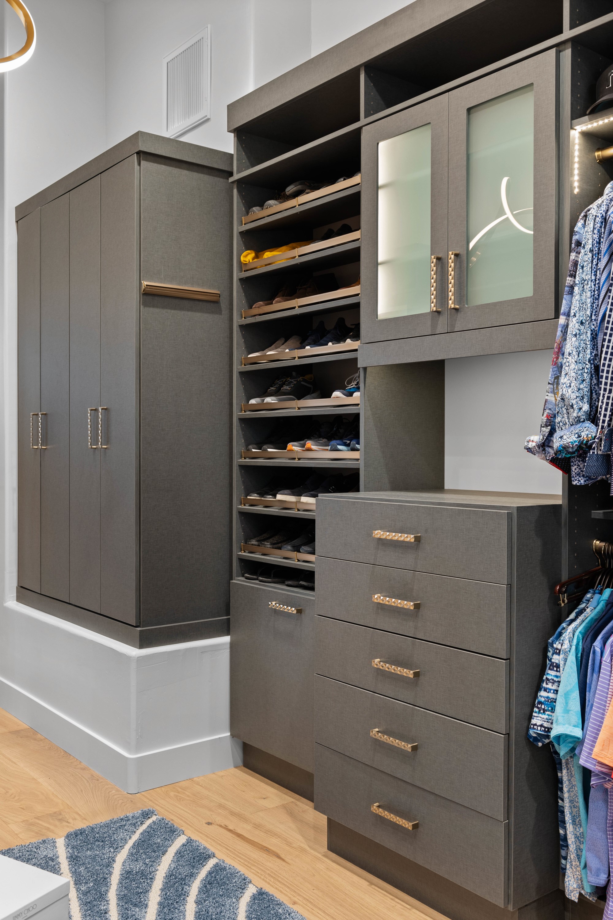 Walk-in Closet thumbnail 17