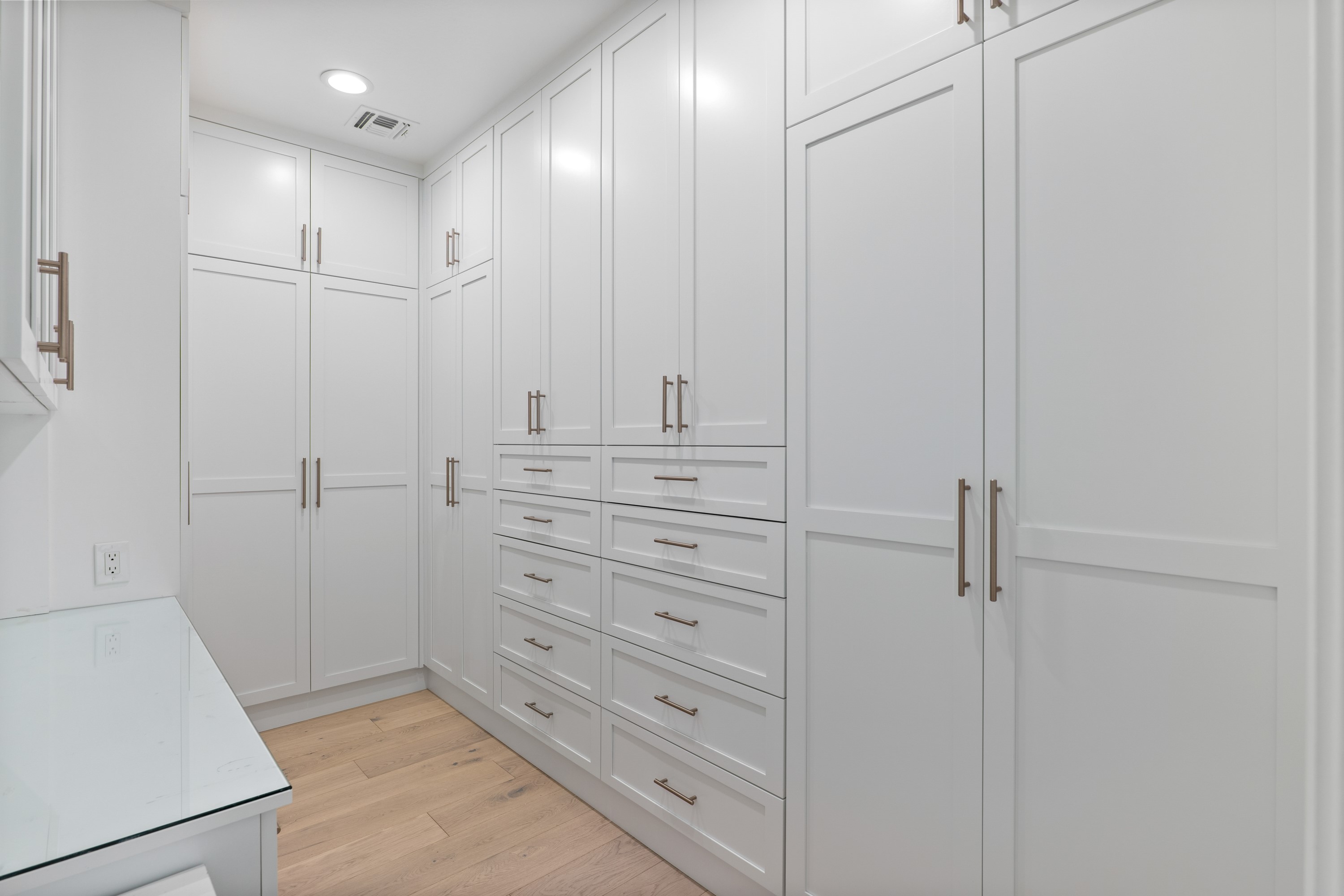 Walk-in Closet thumbnail 2