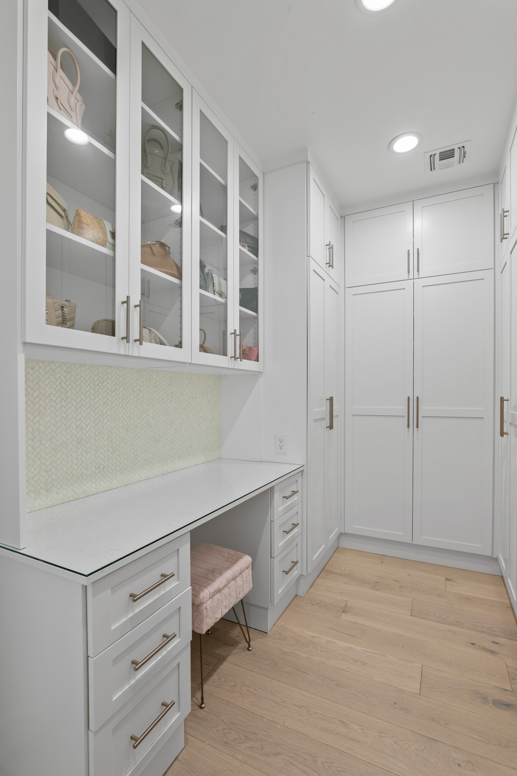 Walk-in Closet thumbnail 4