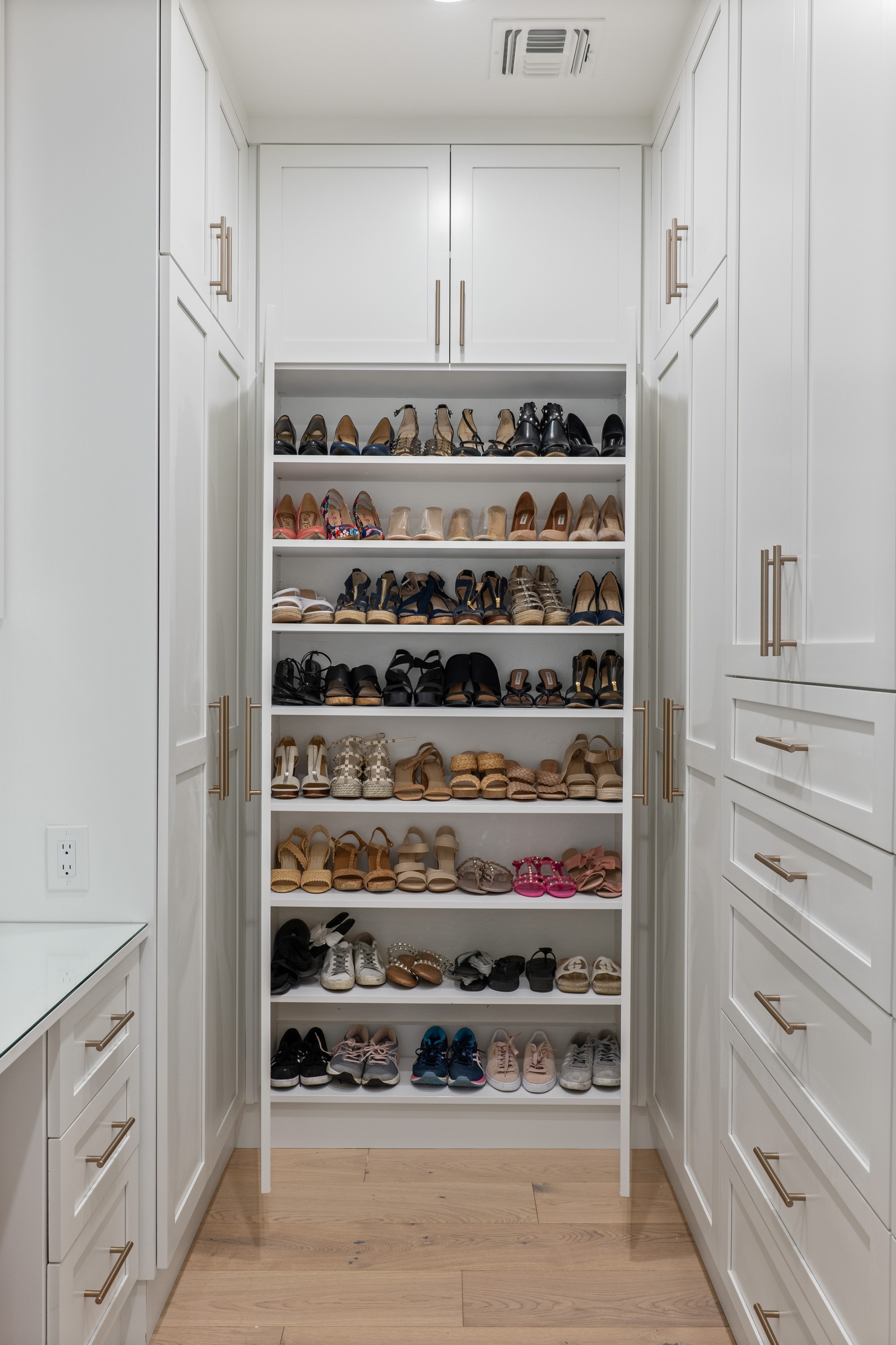 Walk-in Closet thumbnail 5