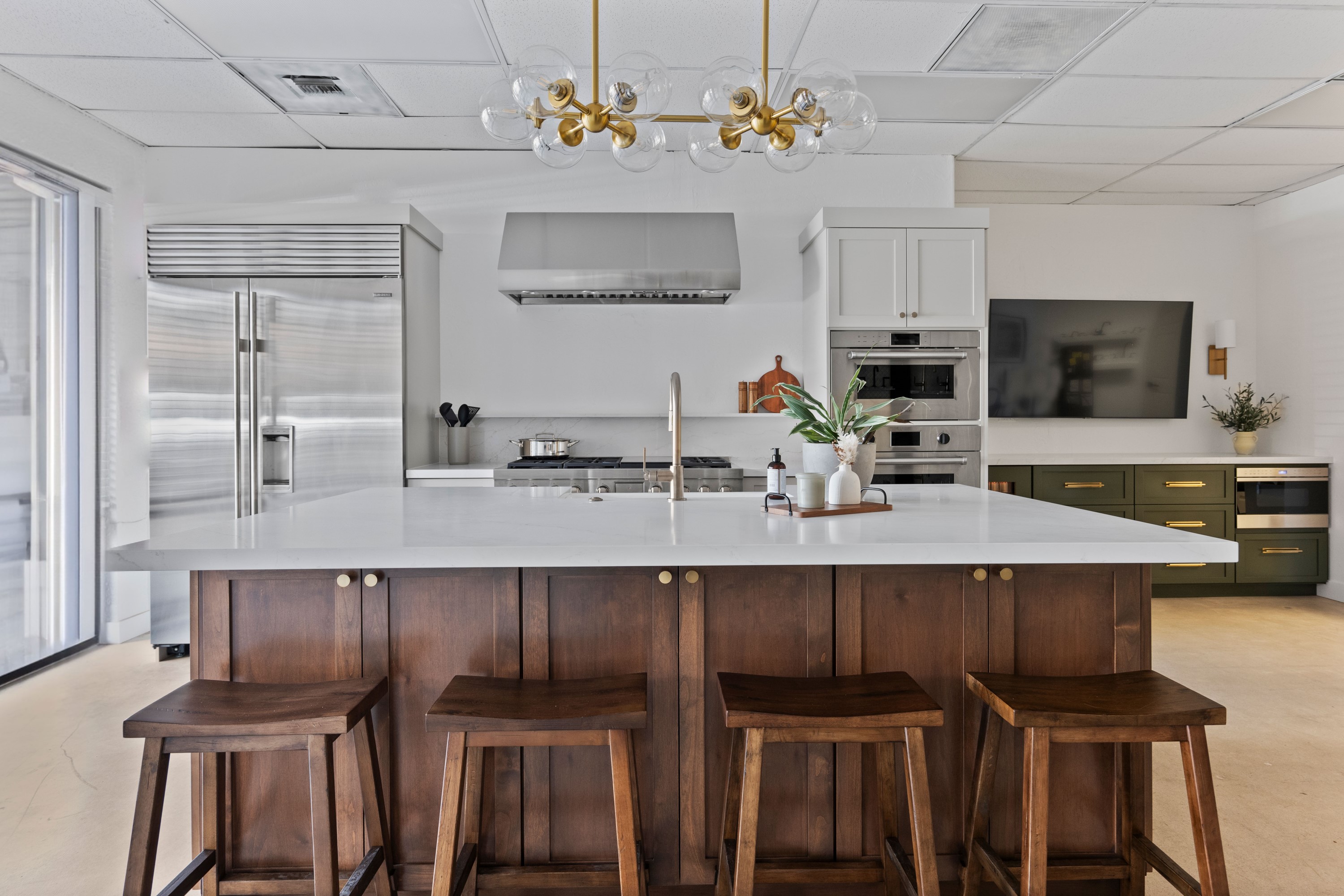 Kitchen with Island thumbnail 2