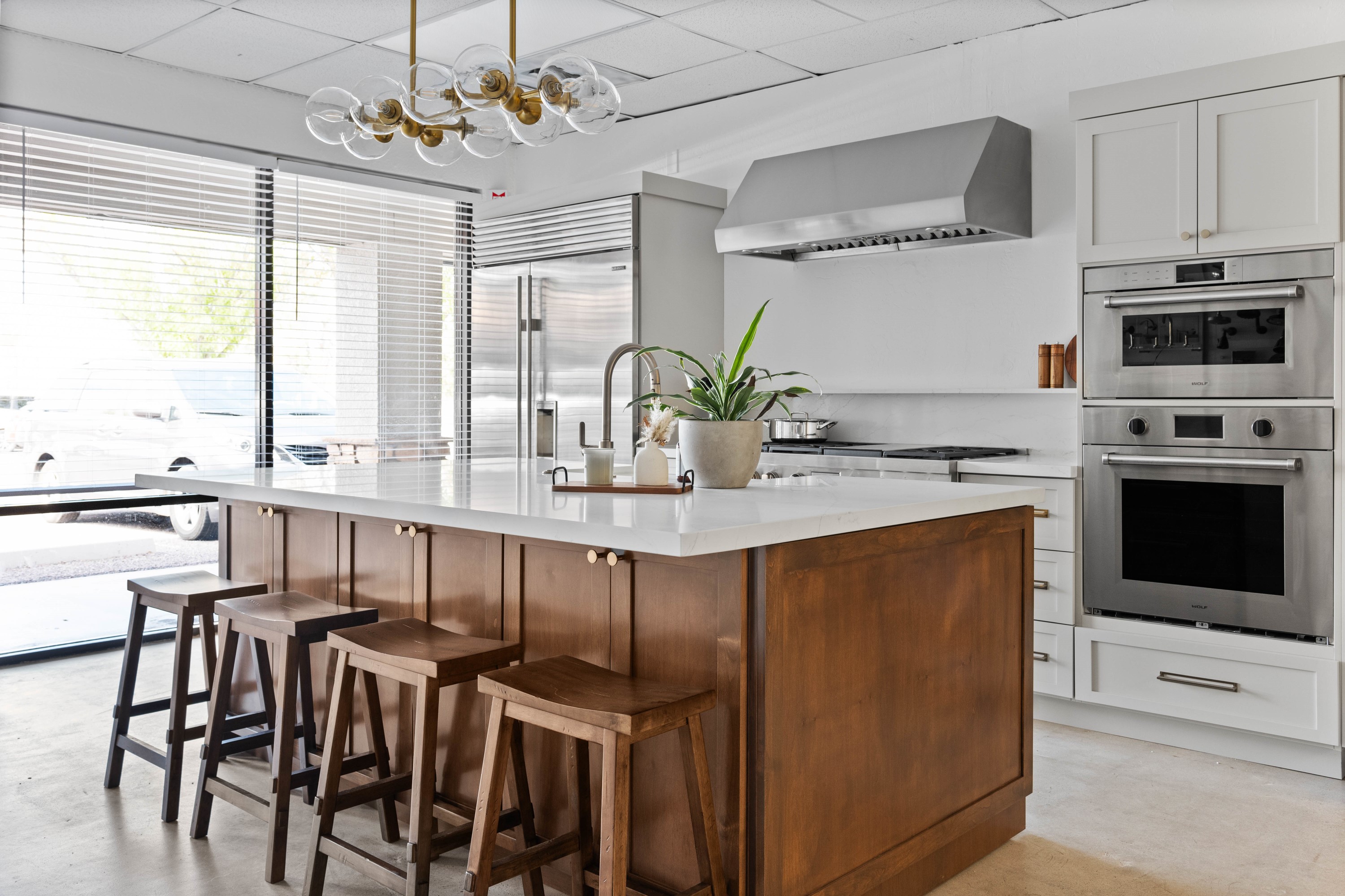 Kitchen with Island thumbnail 3