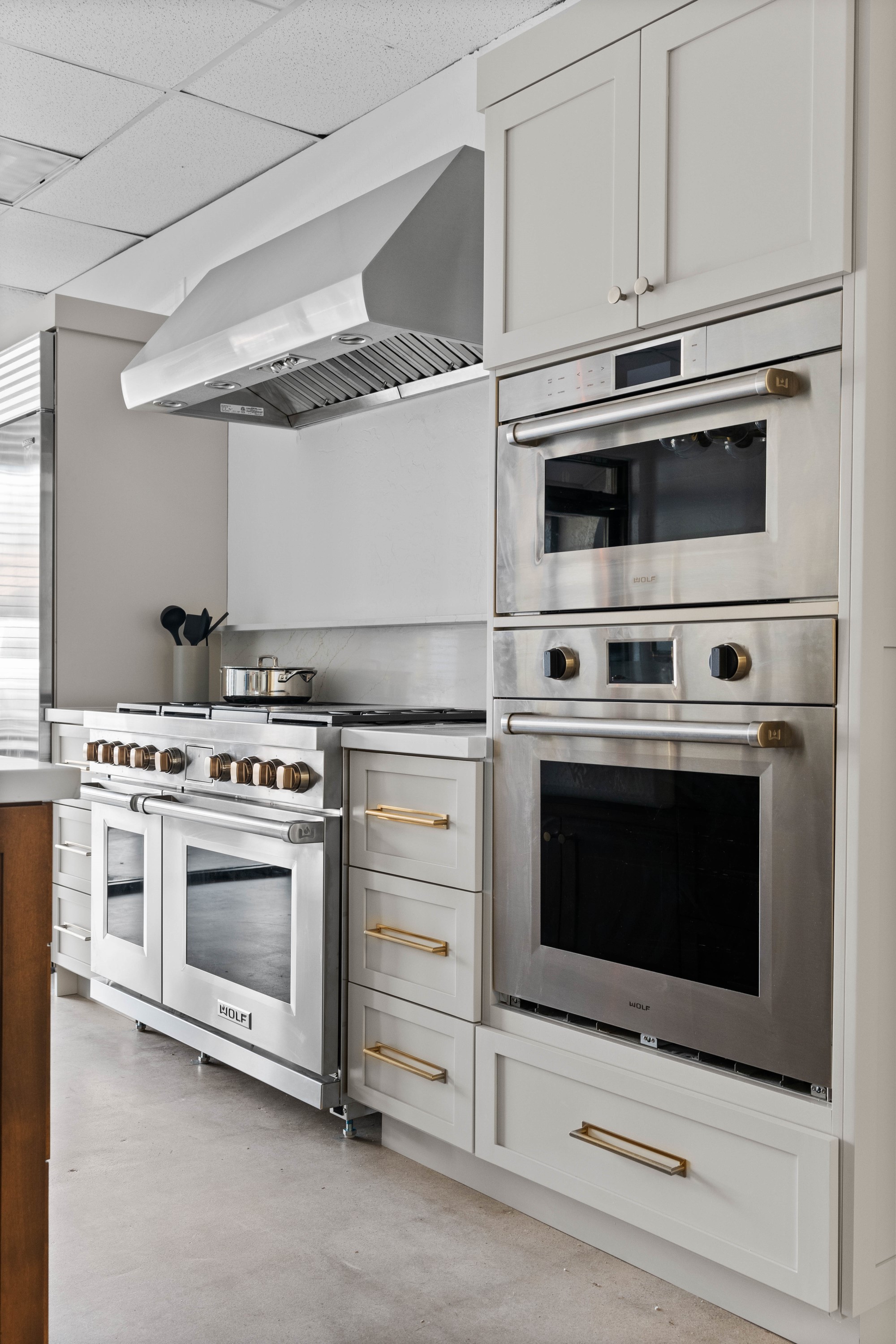 Kitchen with Island thumbnail 7