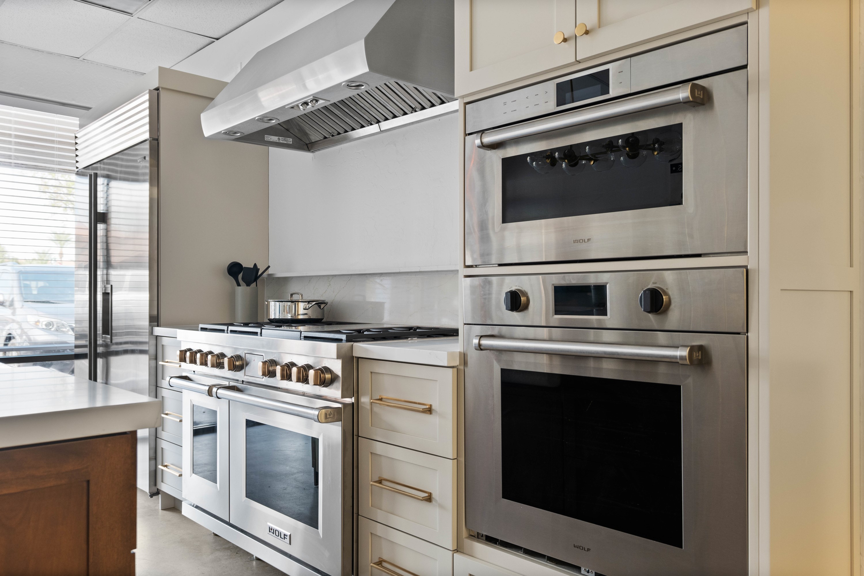 Kitchen with Island thumbnail 8
