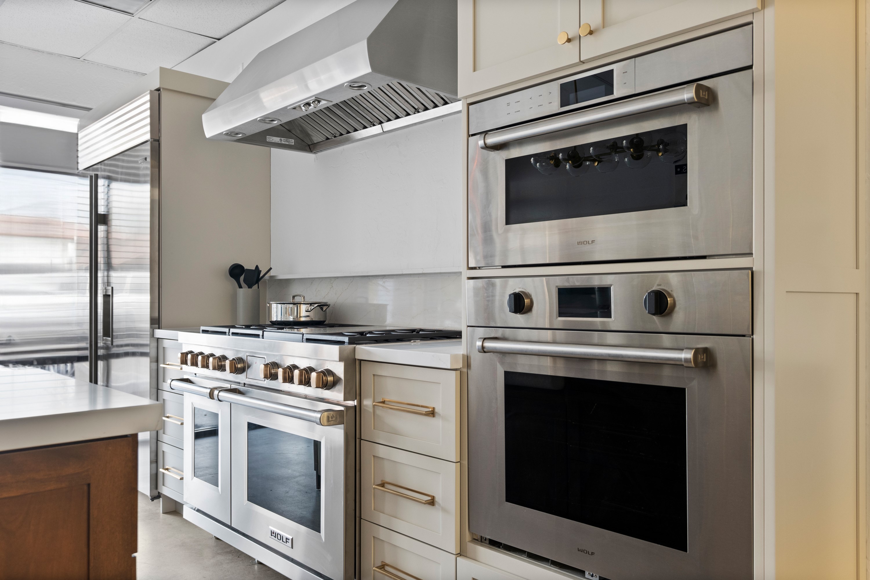 Kitchen with Island thumbnail 9