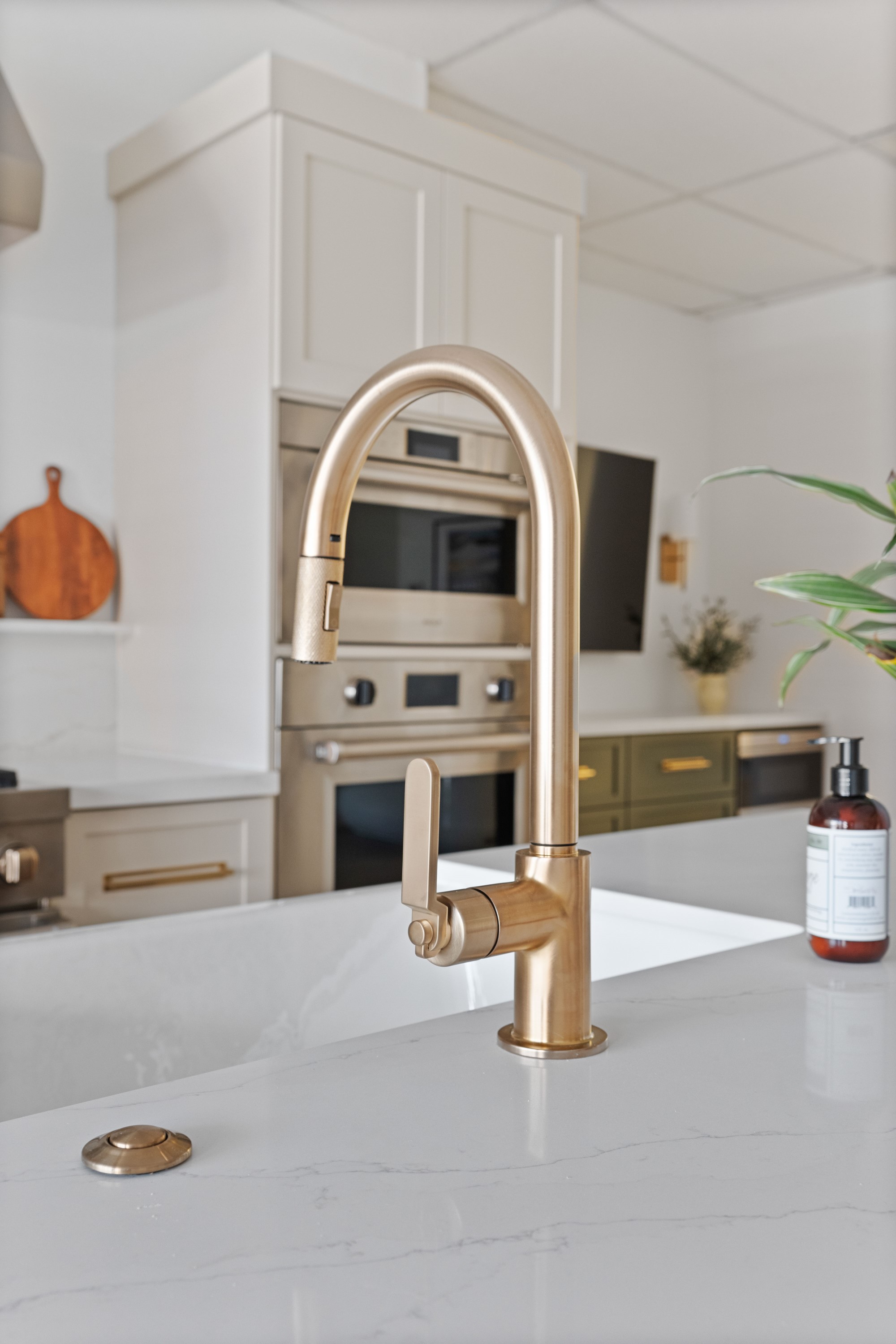 Kitchen with Island thumbnail 10