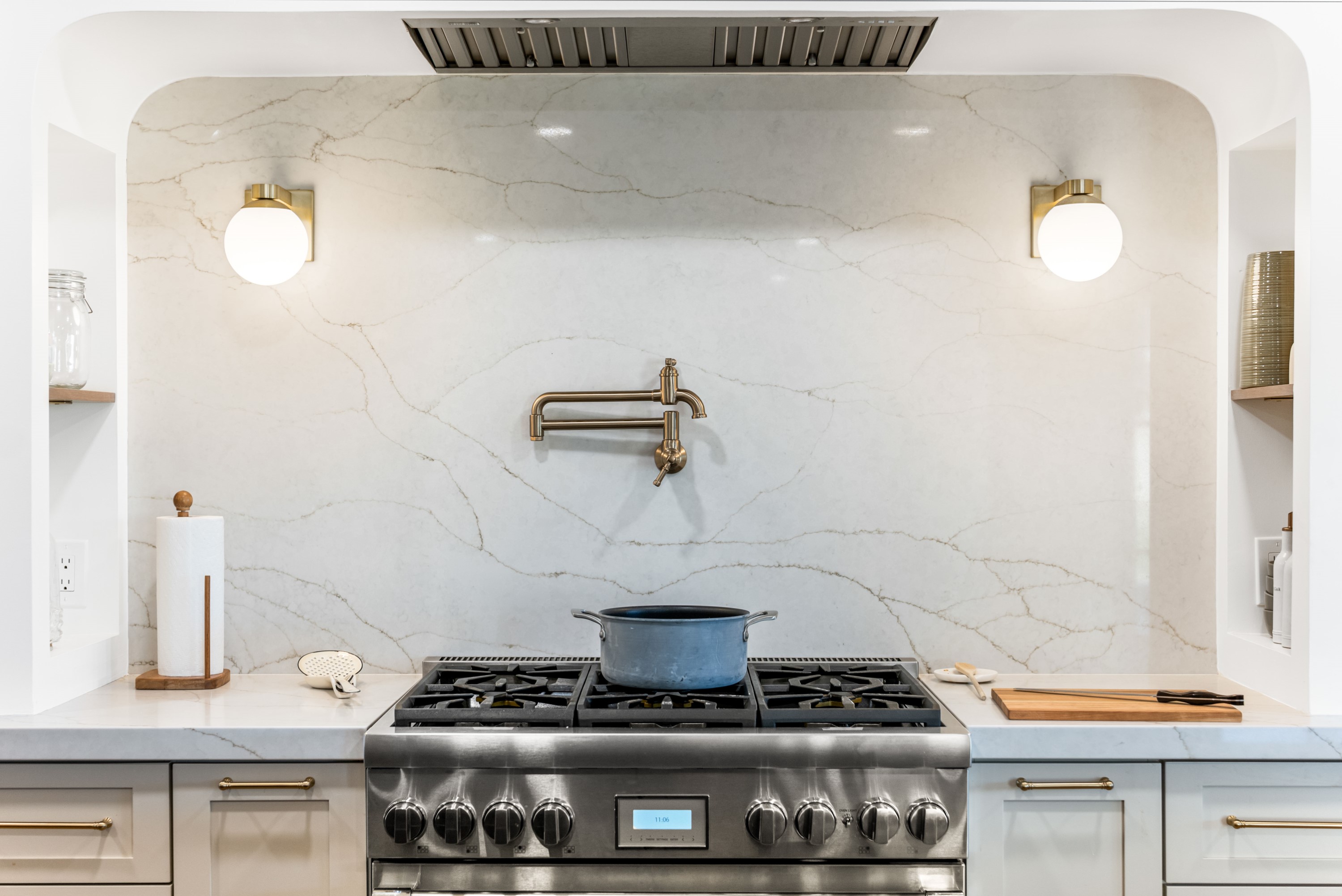 Kitchen with Custom Island thumbnail 7