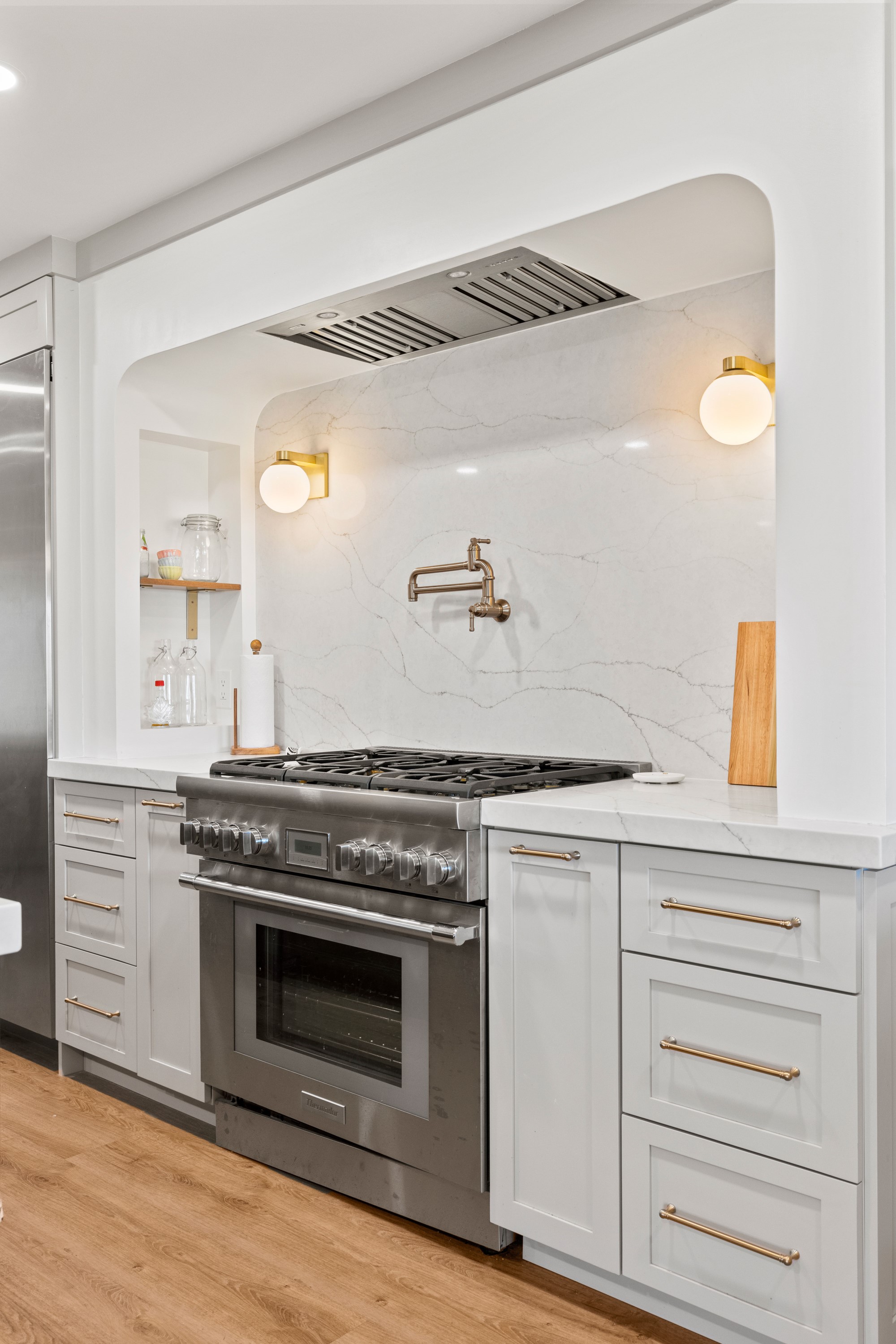 Kitchen with Custom Island thumbnail 8