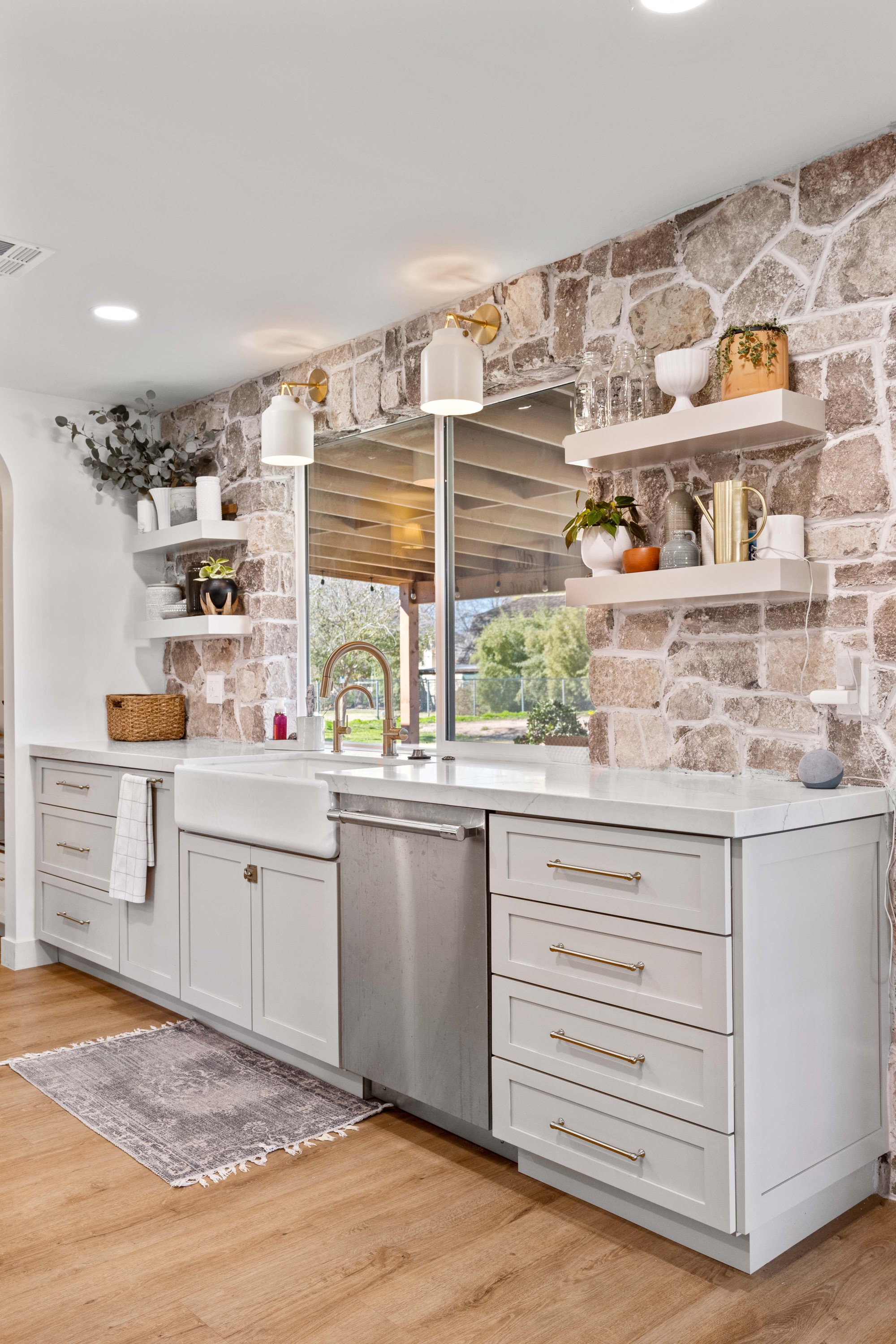 Kitchen with Custom Island thumbnail 11