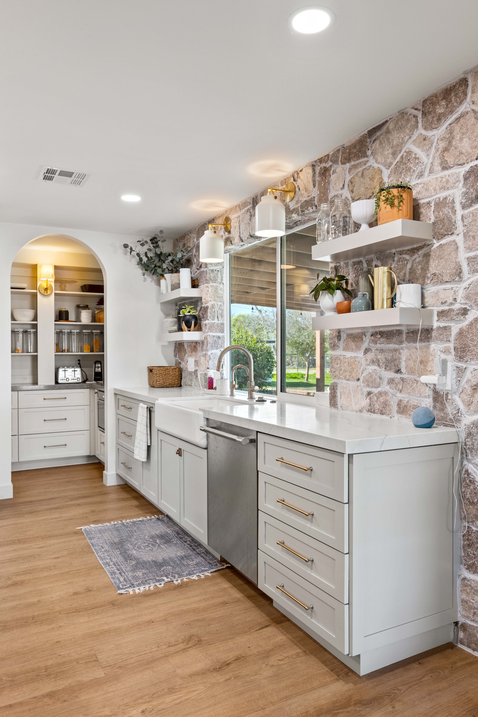 Kitchen with Custom Island thumbnail 12