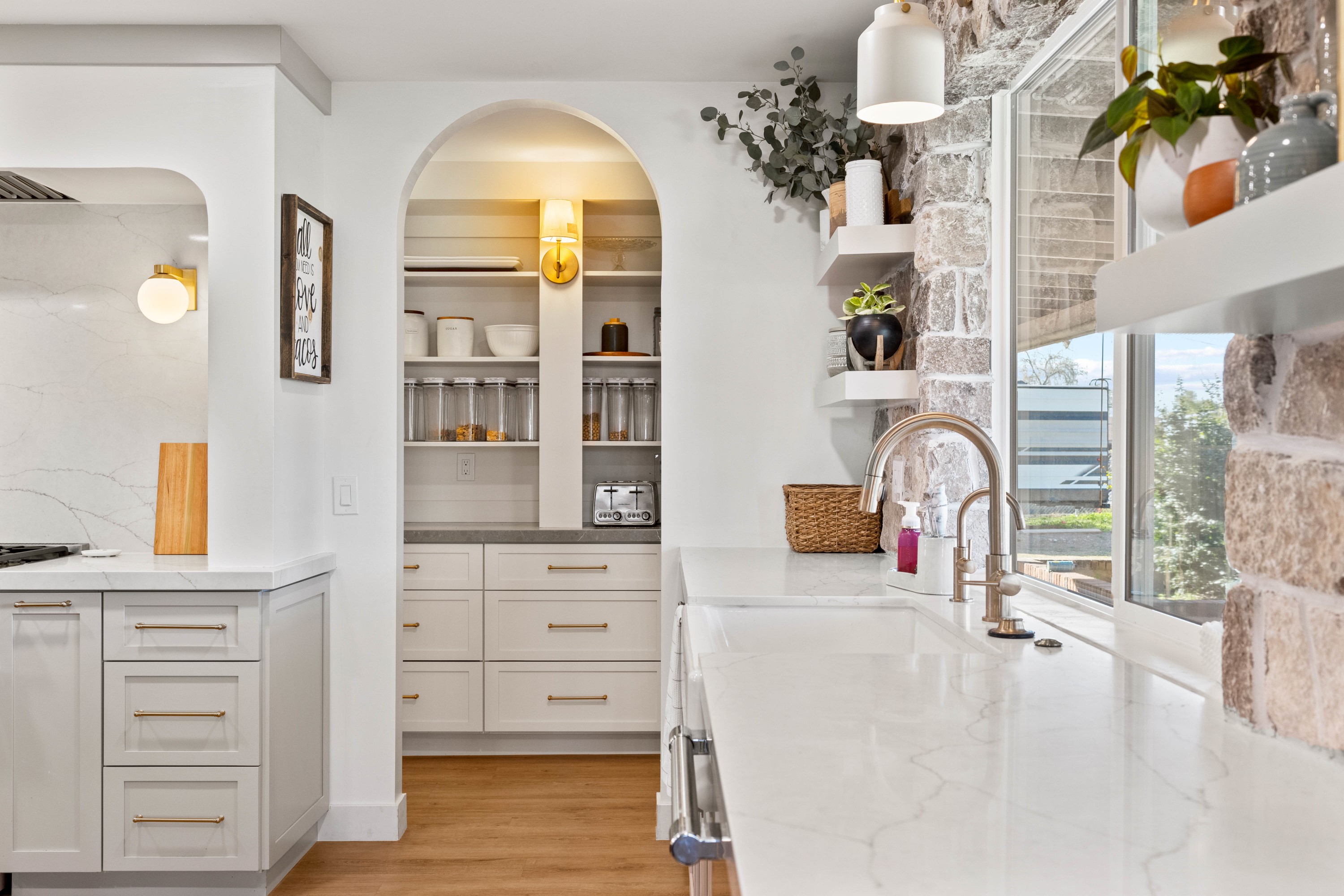 Kitchen with Custom Island thumbnail 14