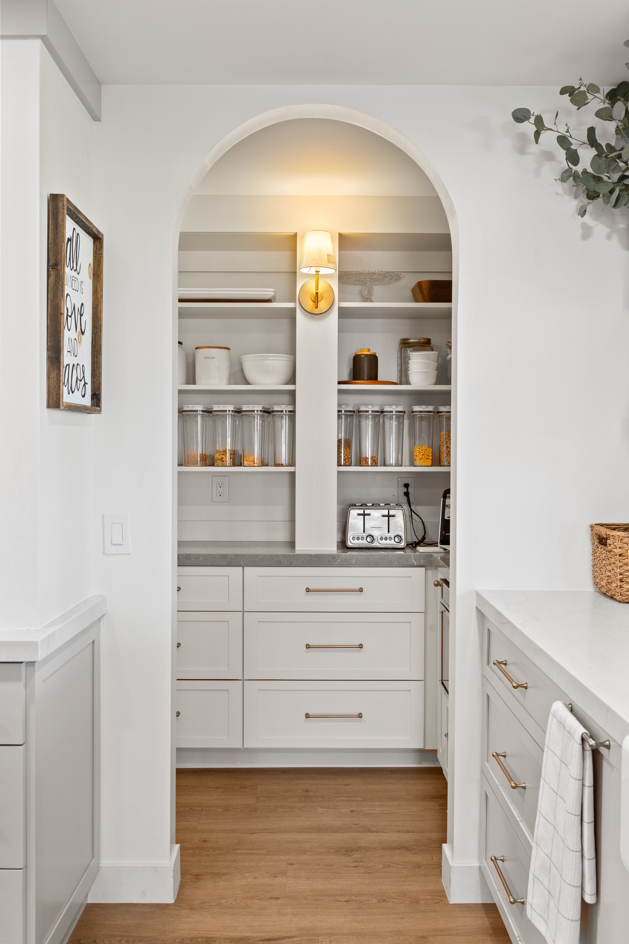 Kitchen with Custom Island thumbnail 15