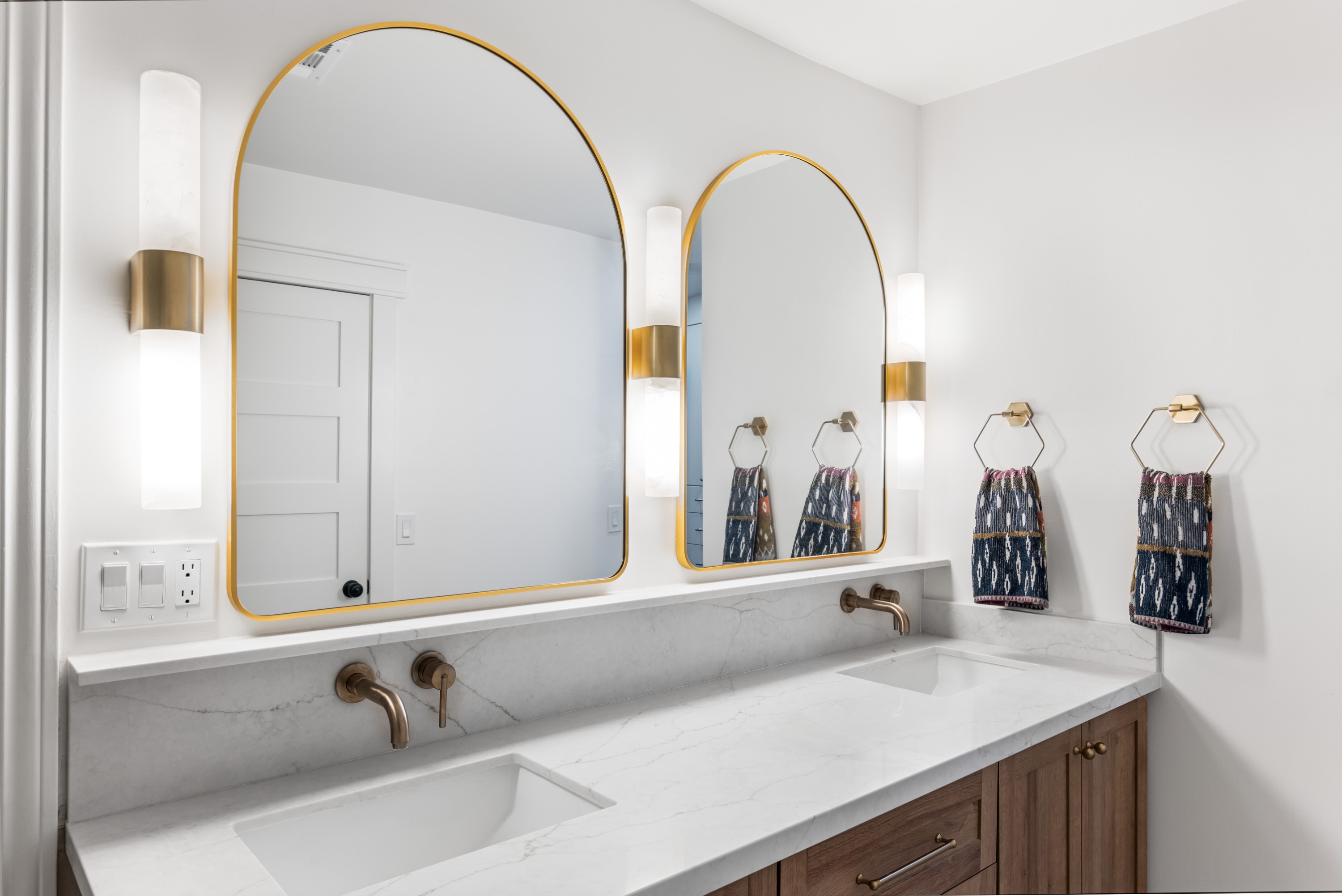Bathroom  thumbnail 4