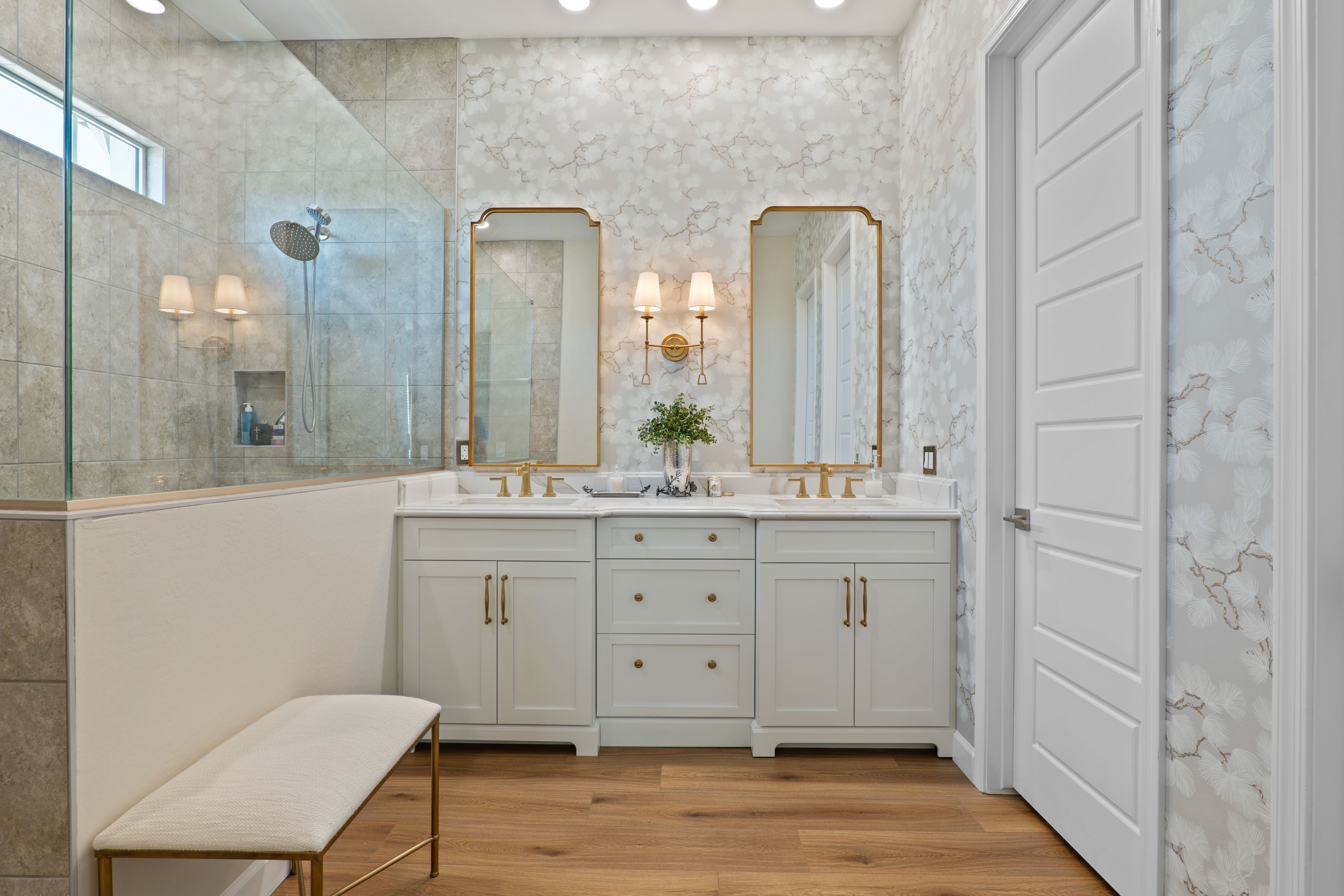 Bathroom in Winter White thumbnail 2