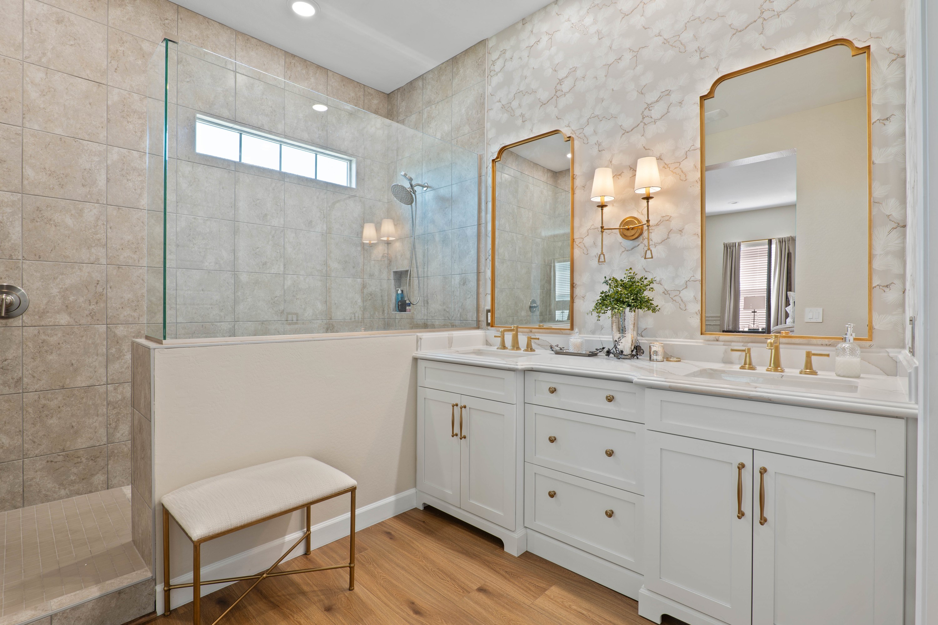 Bathroom in Winter White thumbnail 5