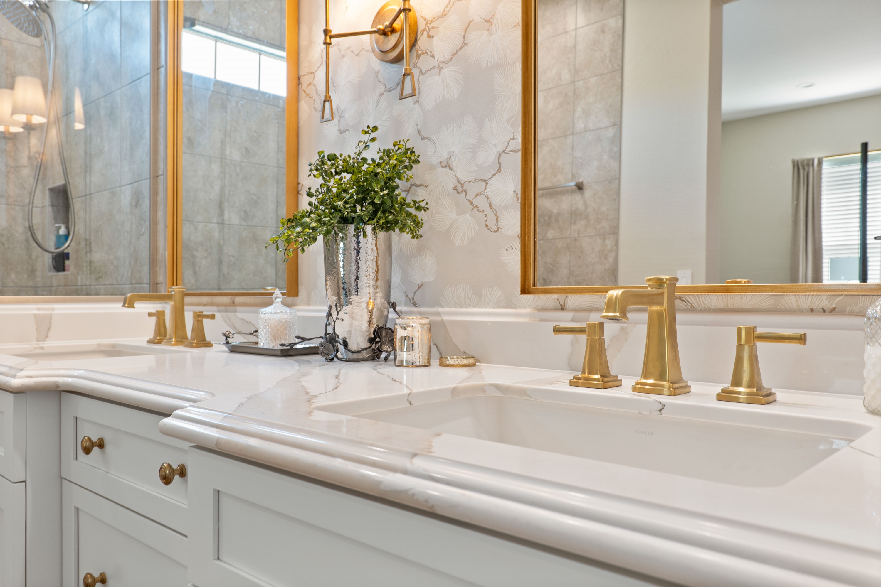 Bathroom in Winter White thumbnail 7