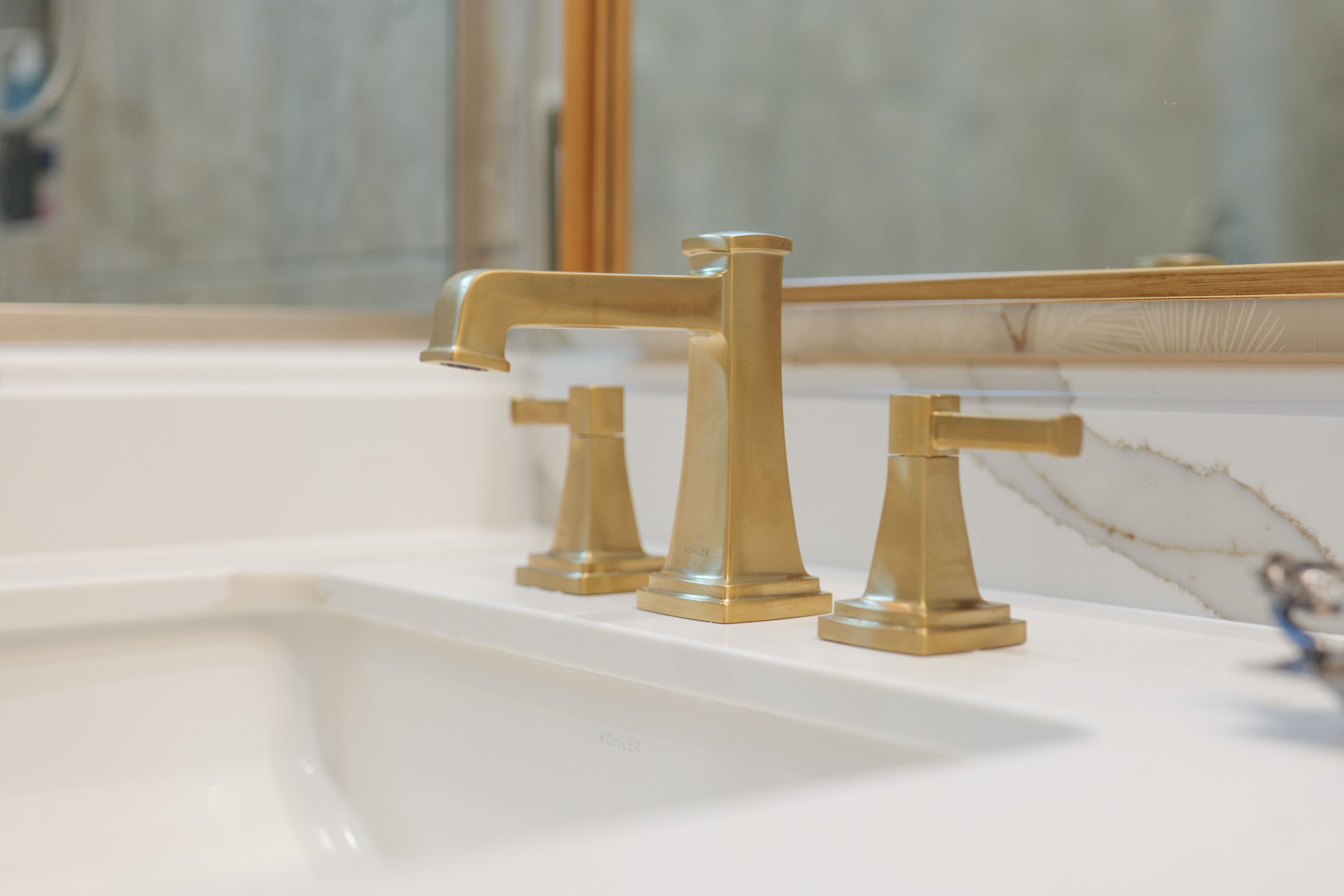 Bathroom in Winter White thumbnail 9