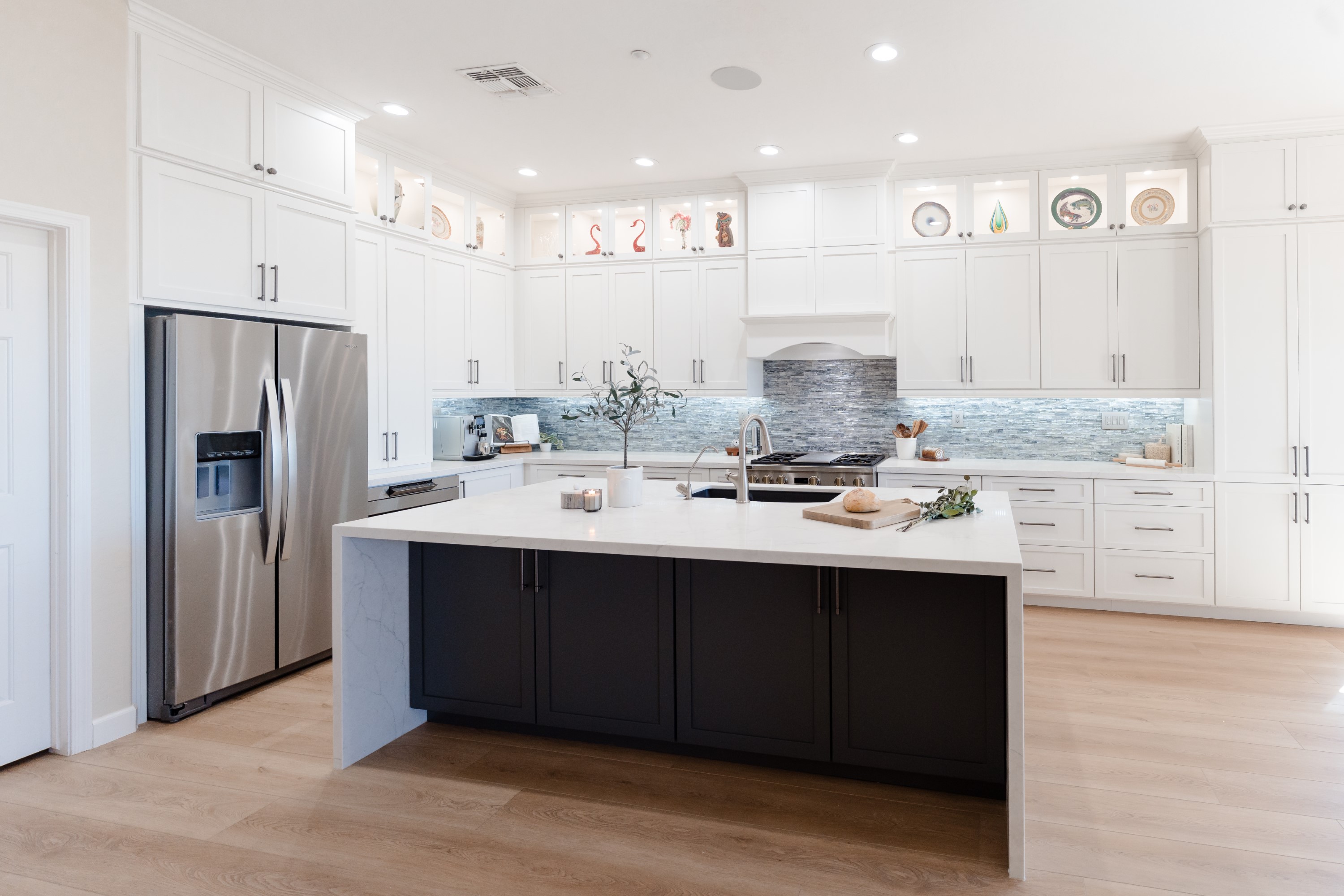 Kitchen with Island - image 1