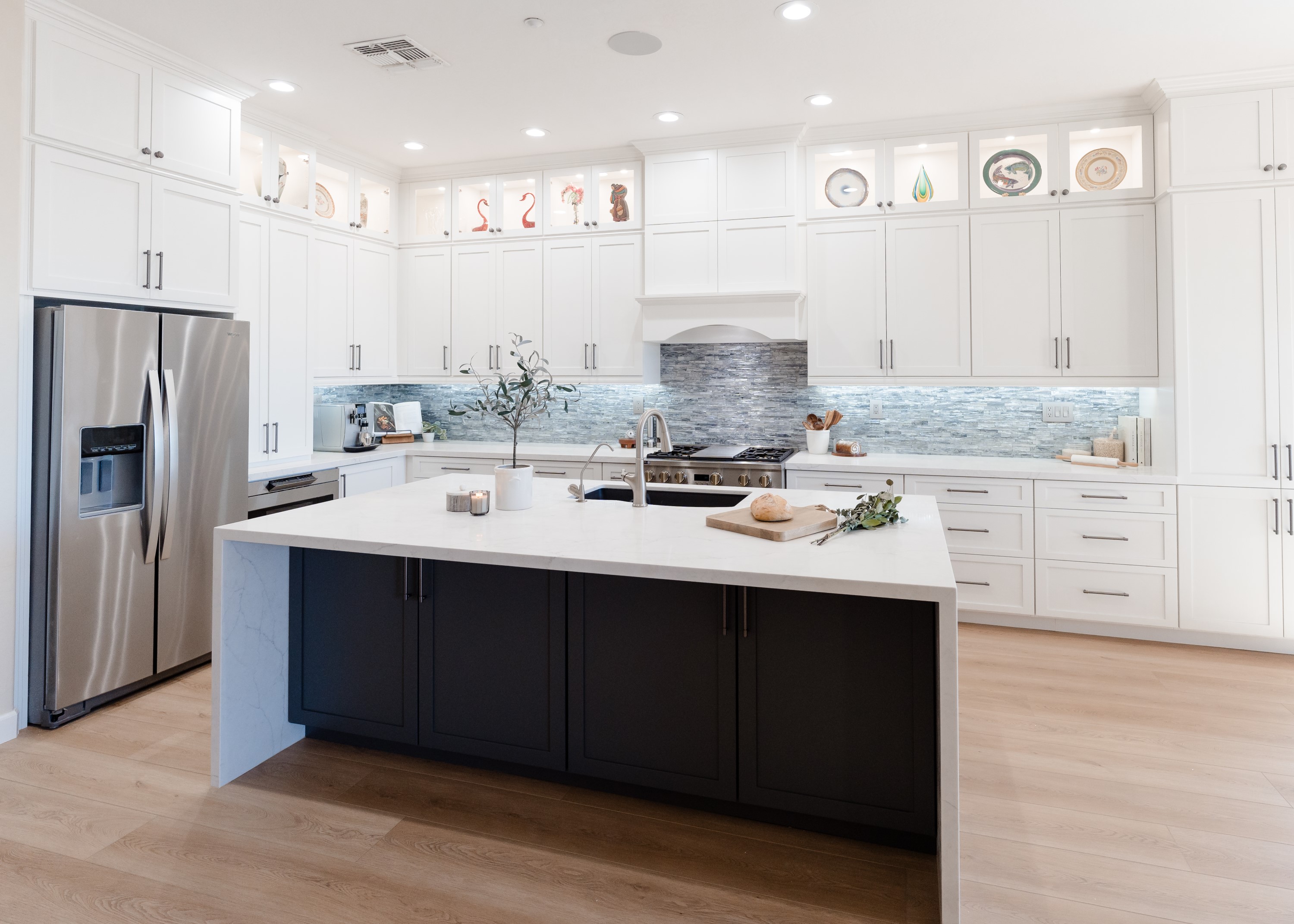Kitchen with Island thumbnail 2