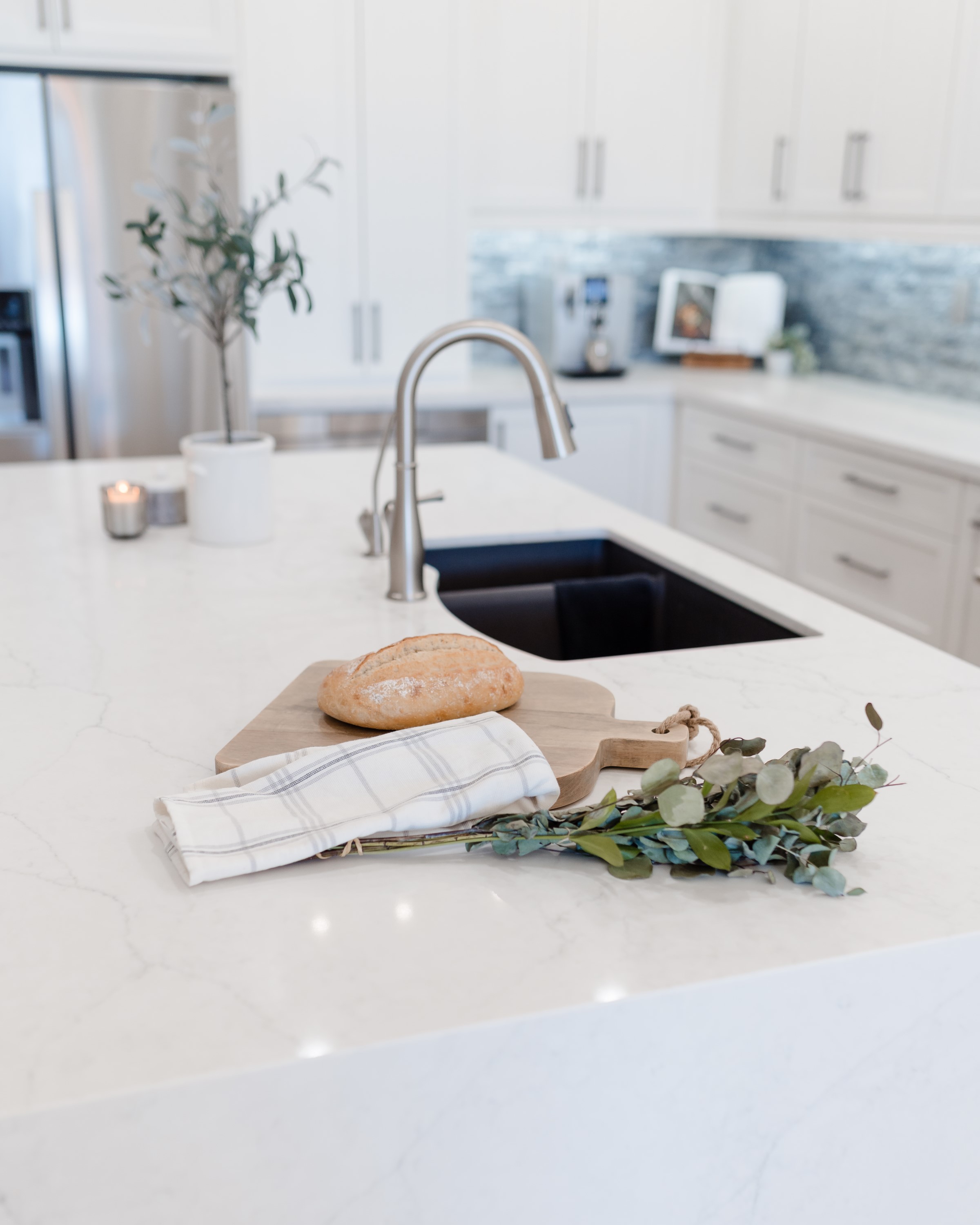 Kitchen with Island thumbnail 5