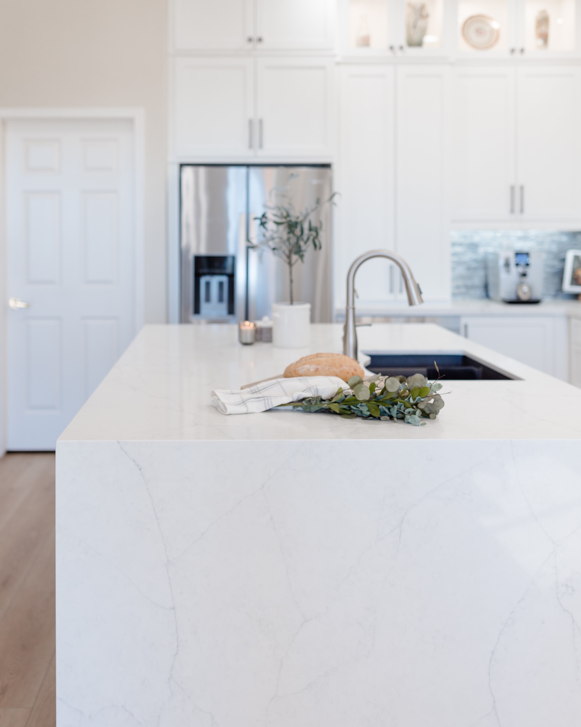 Kitchen with Island thumbnail 6