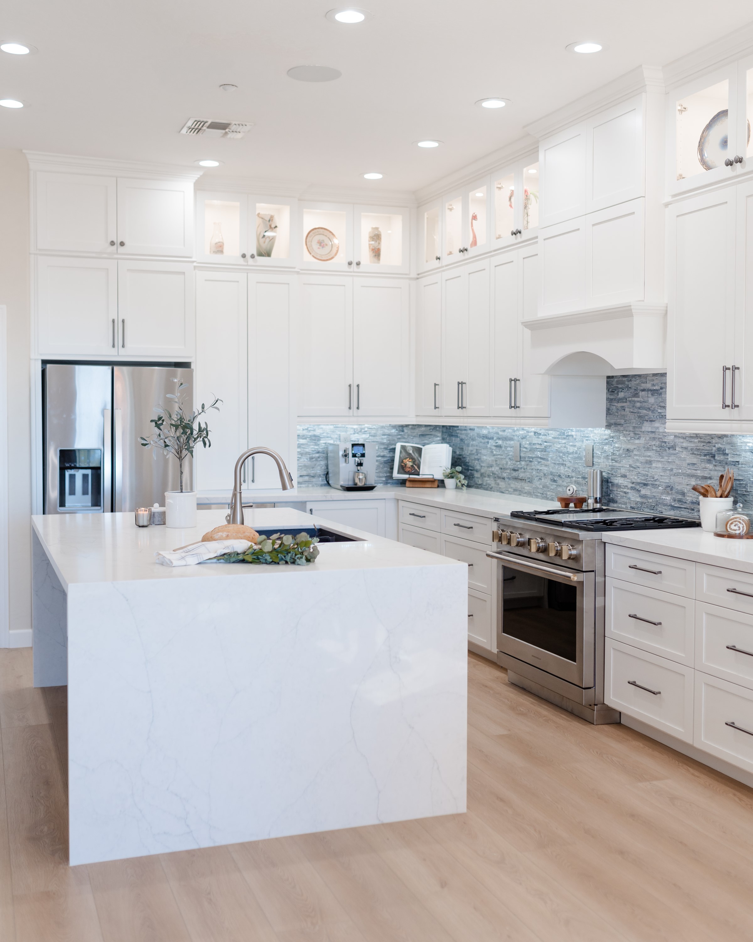 Kitchen with Island thumbnail 7