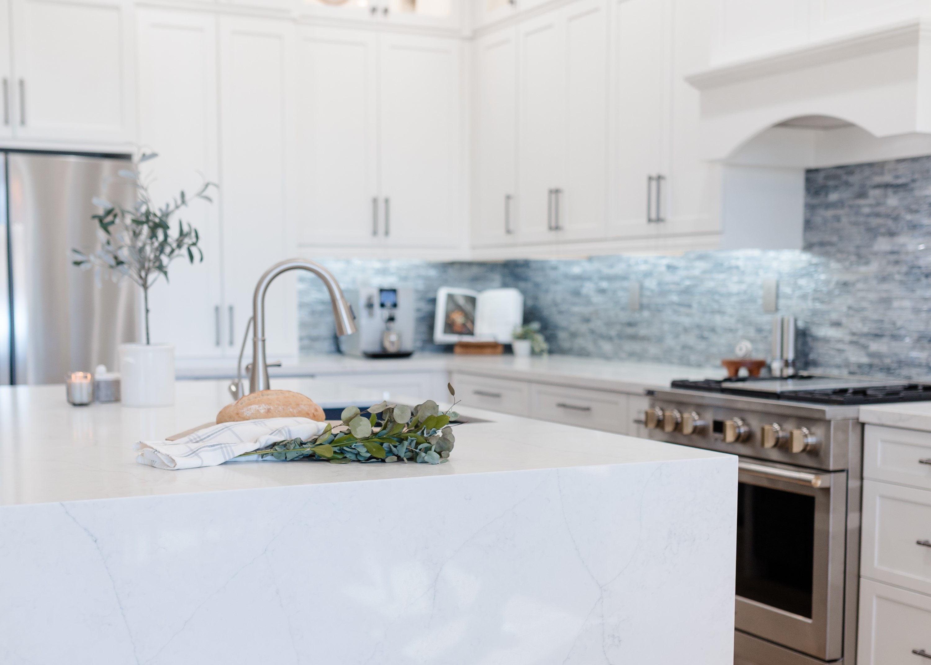 Kitchen with Island thumbnail 8