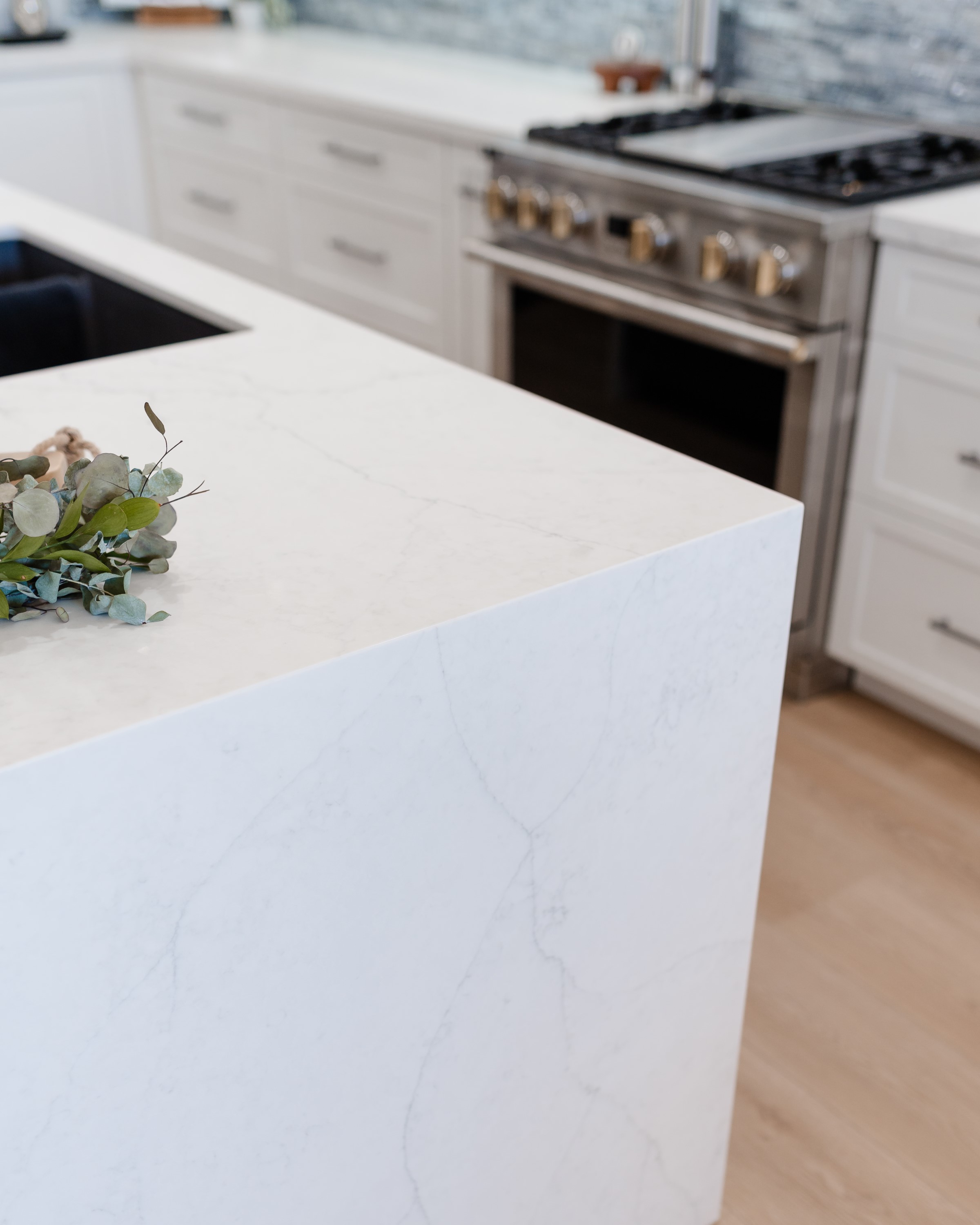 Kitchen with Island thumbnail 9