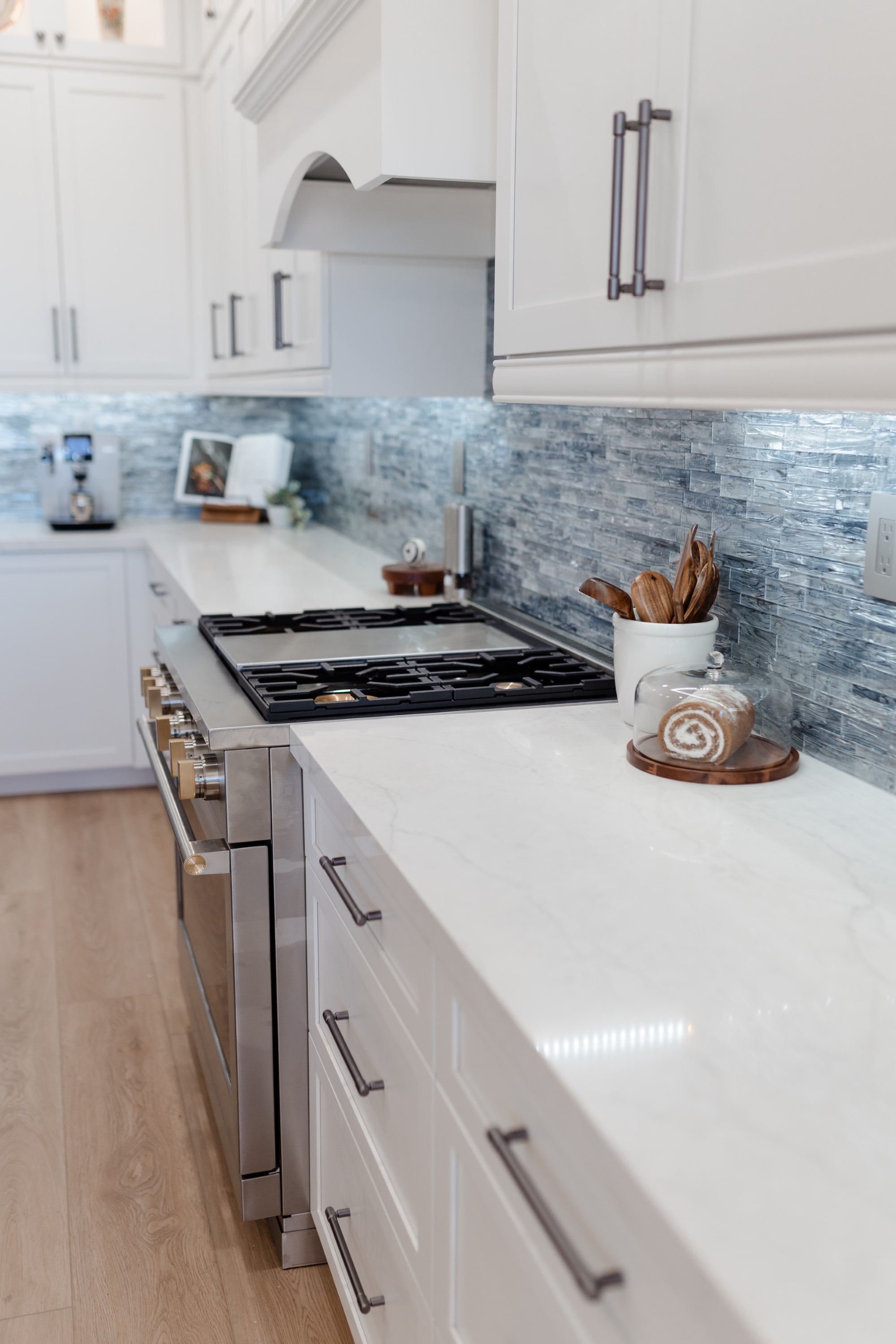 Kitchen with Island thumbnail 12