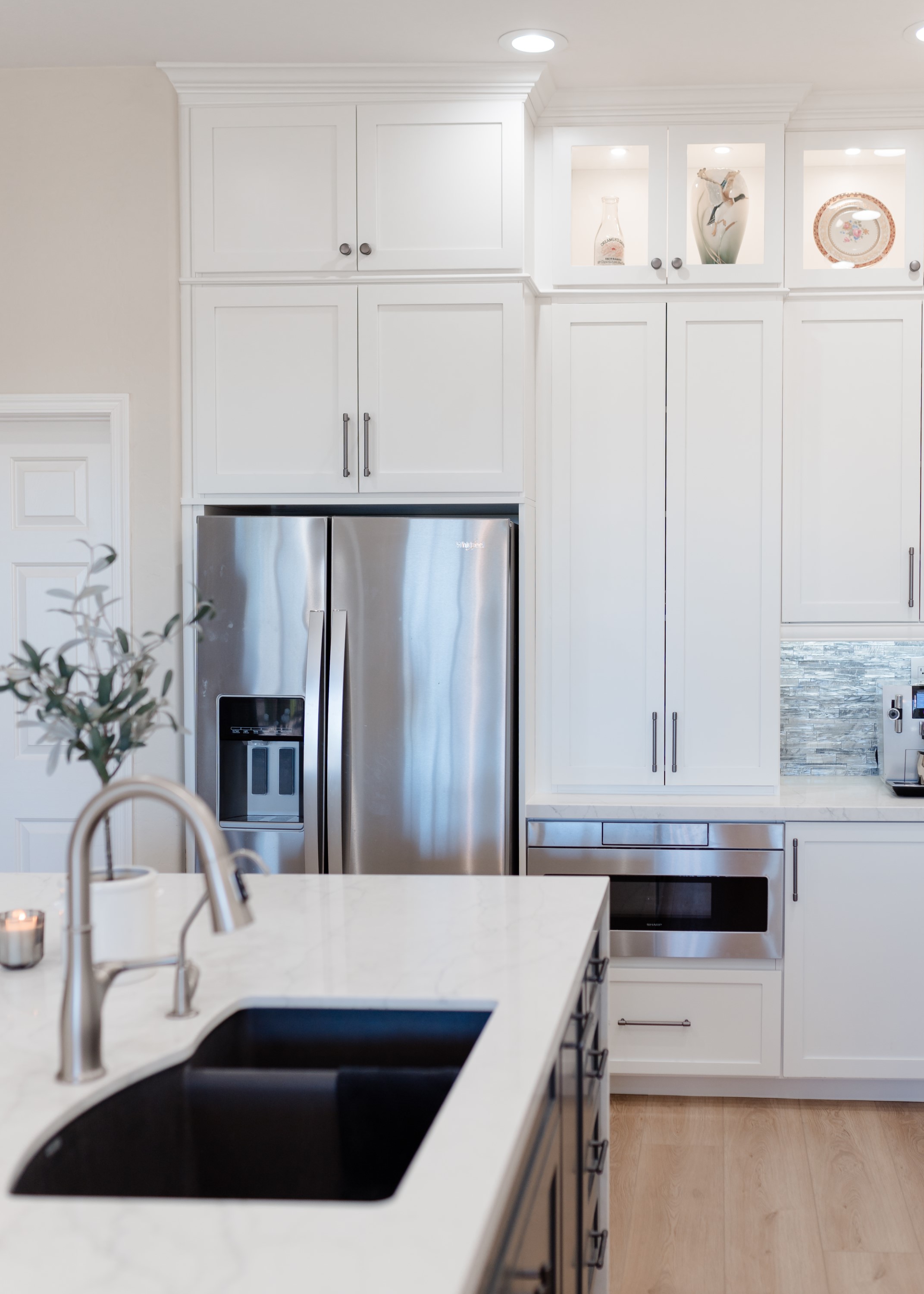 Kitchen with Island thumbnail 15
