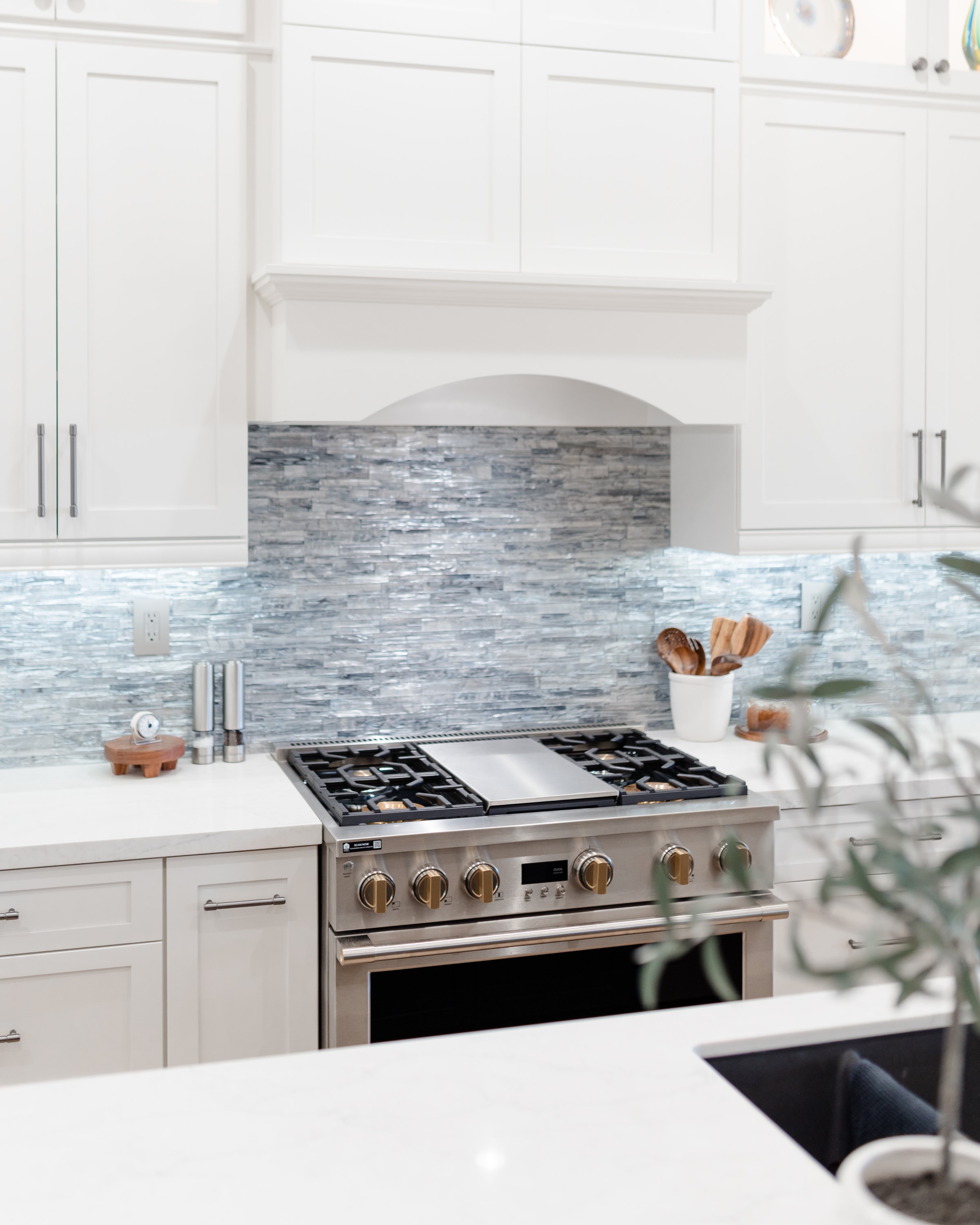 Kitchen with Island thumbnail 16