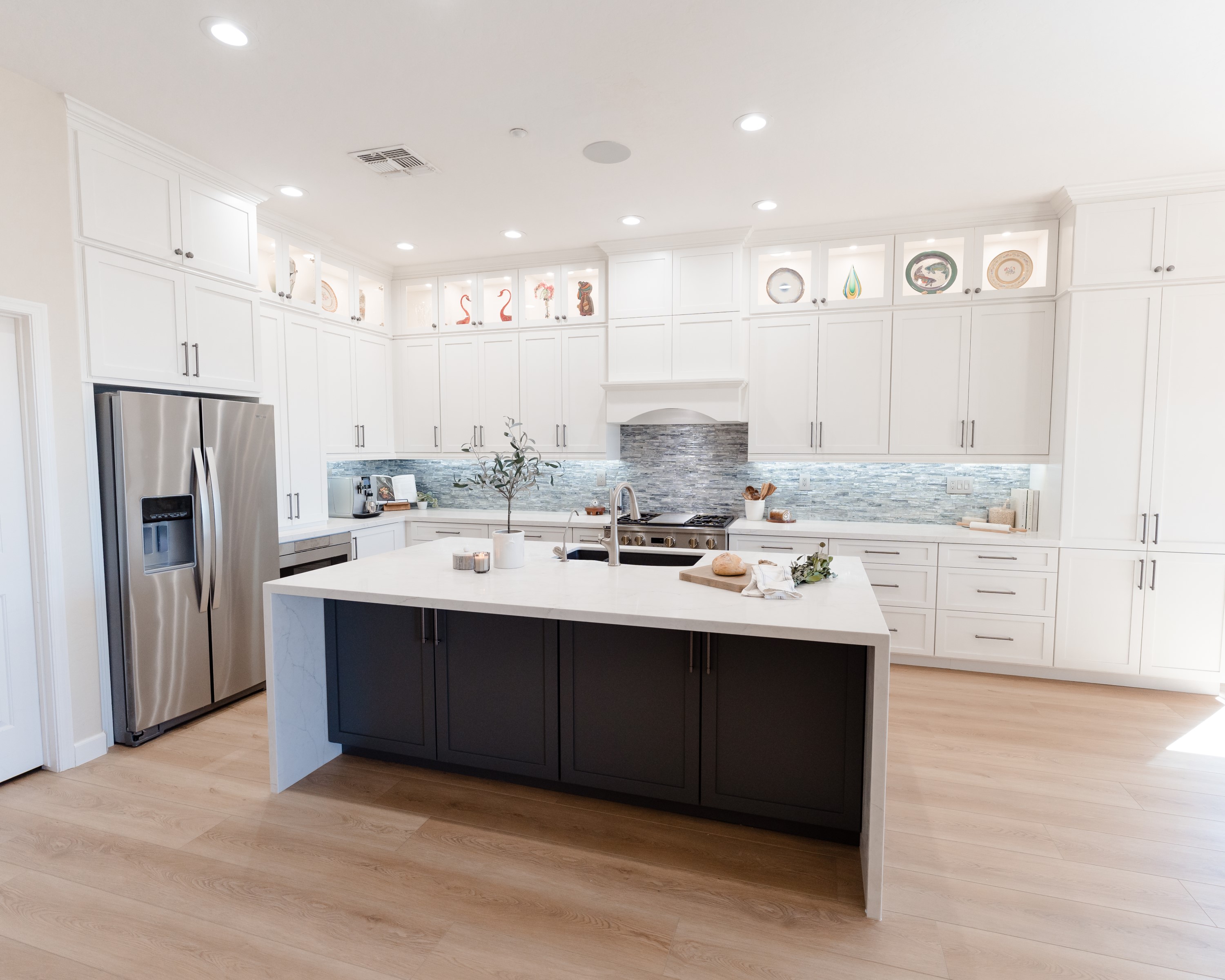 Kitchen with Island thumbnail 22