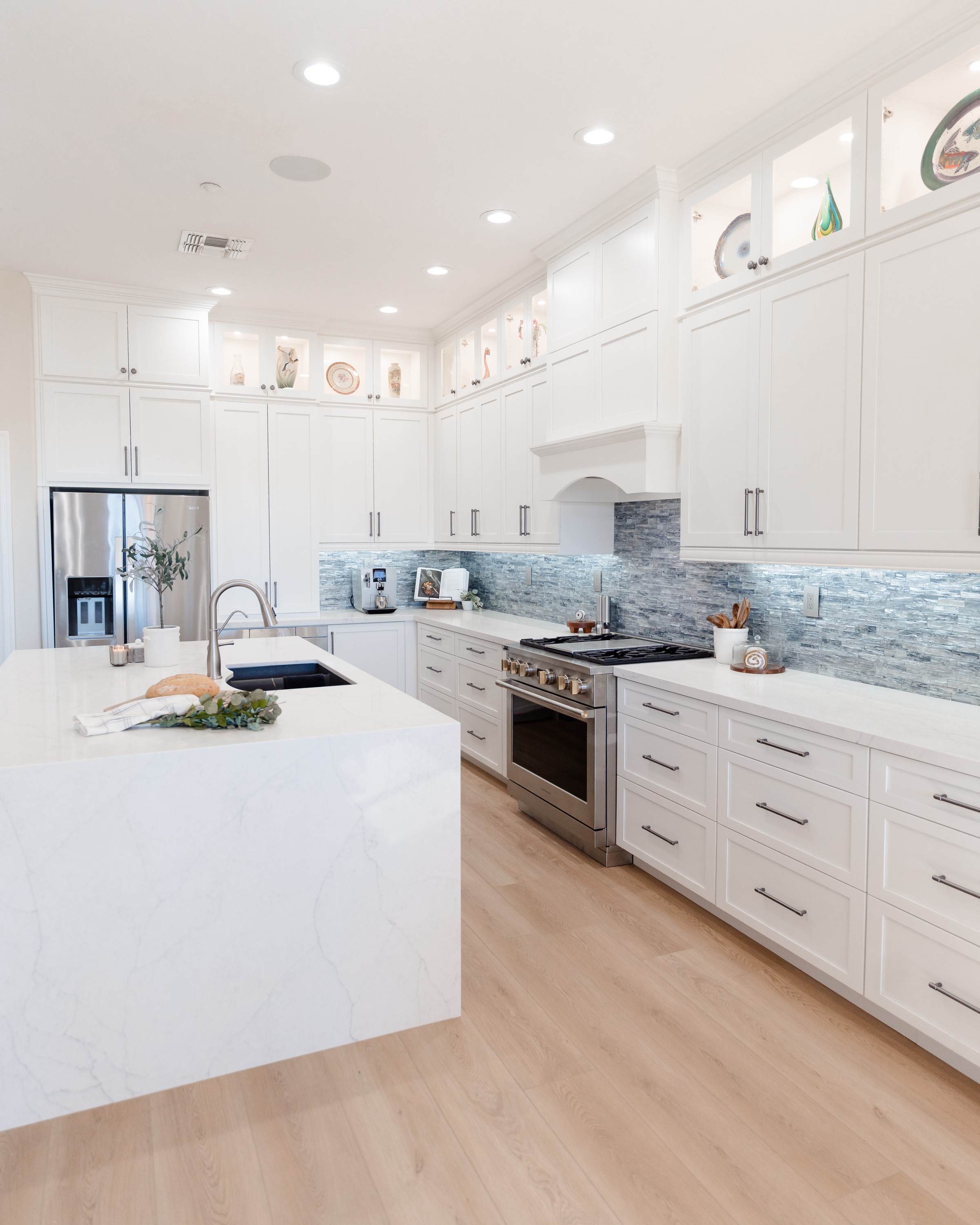 Kitchen with Island thumbnail 23