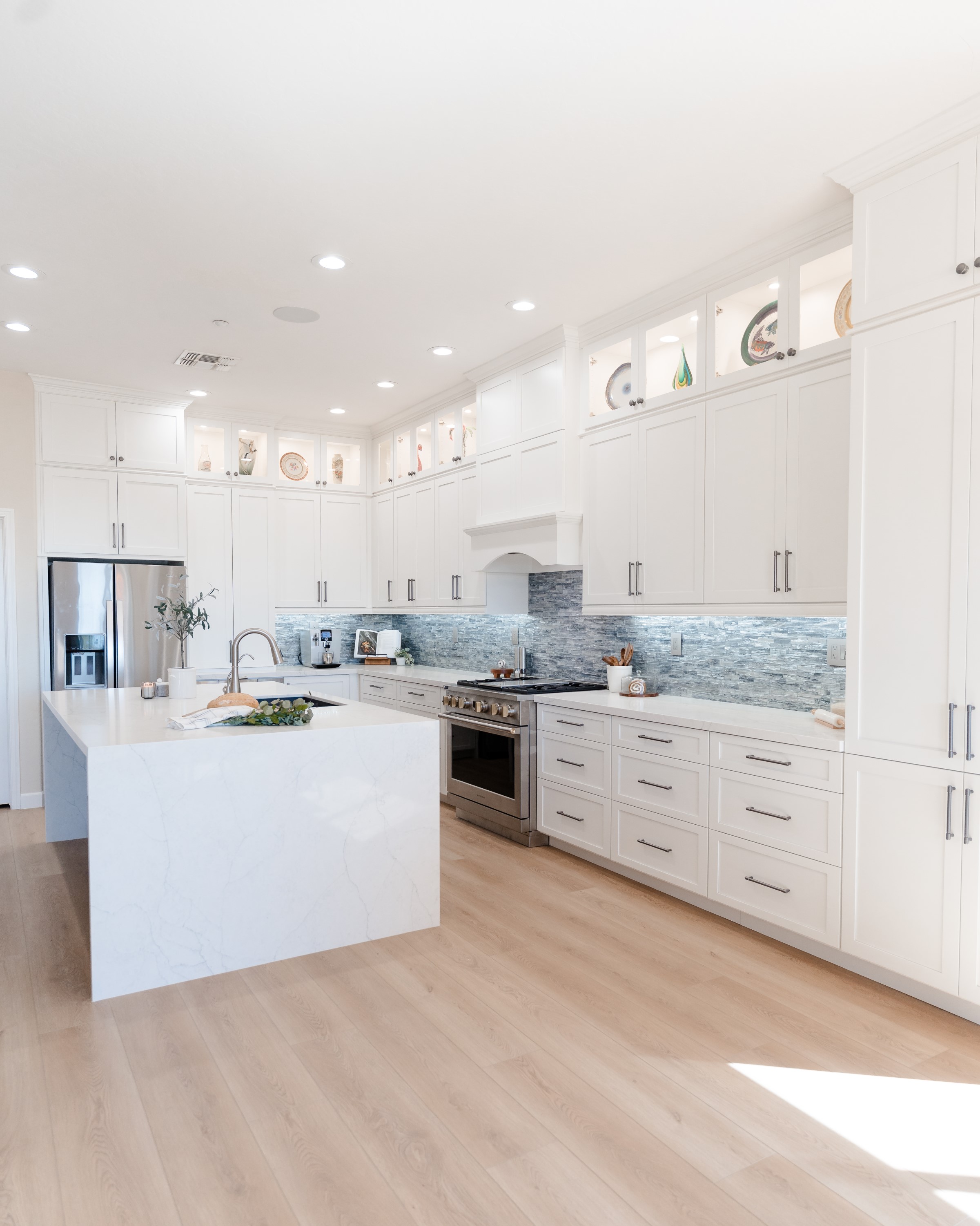 Kitchen with Island thumbnail 24