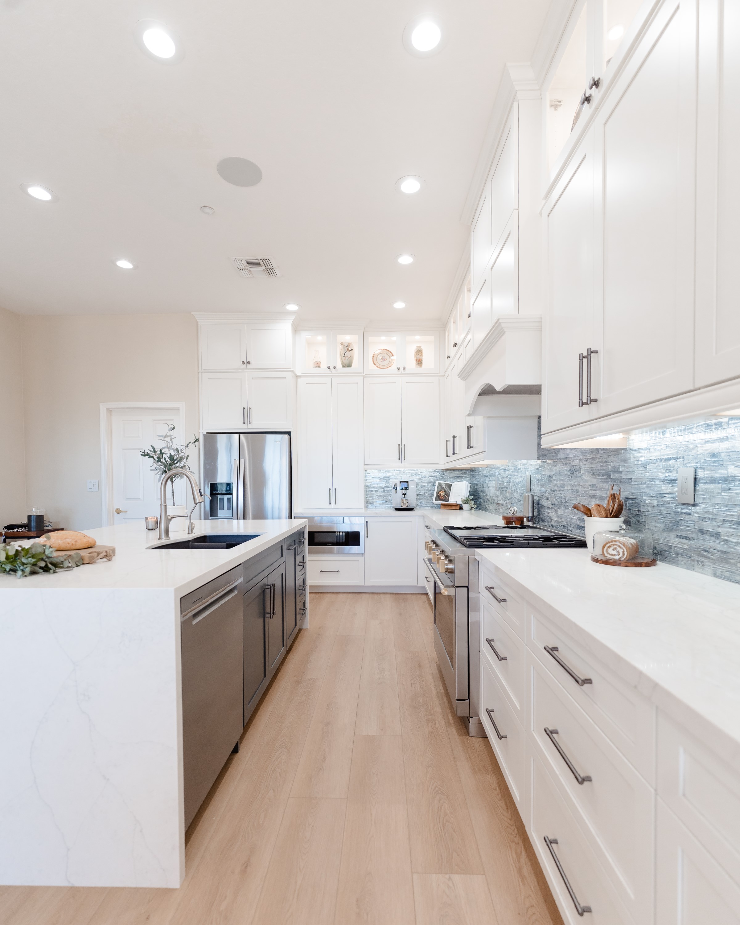 Kitchen with Island thumbnail 25