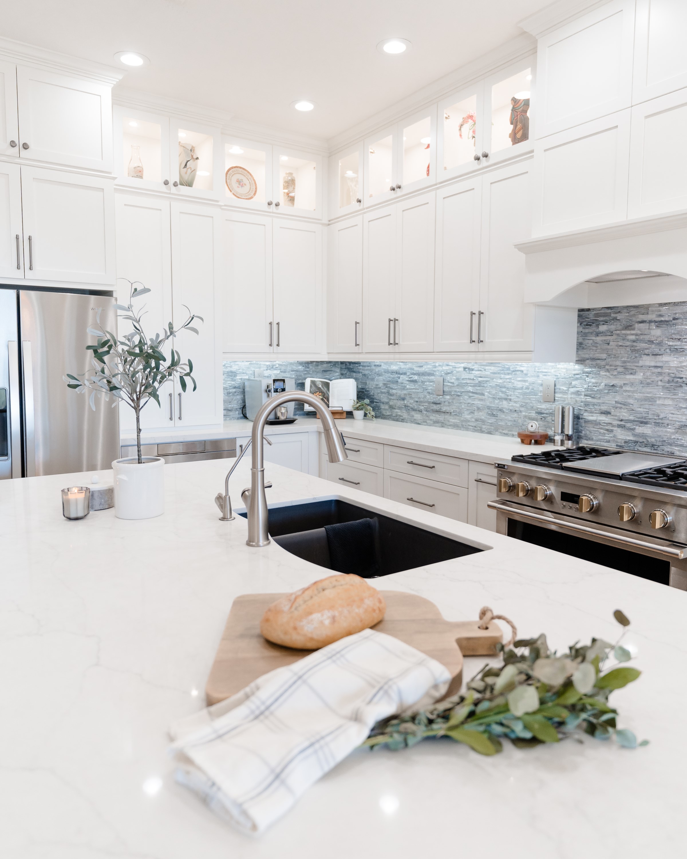 Kitchen with Island thumbnail 26