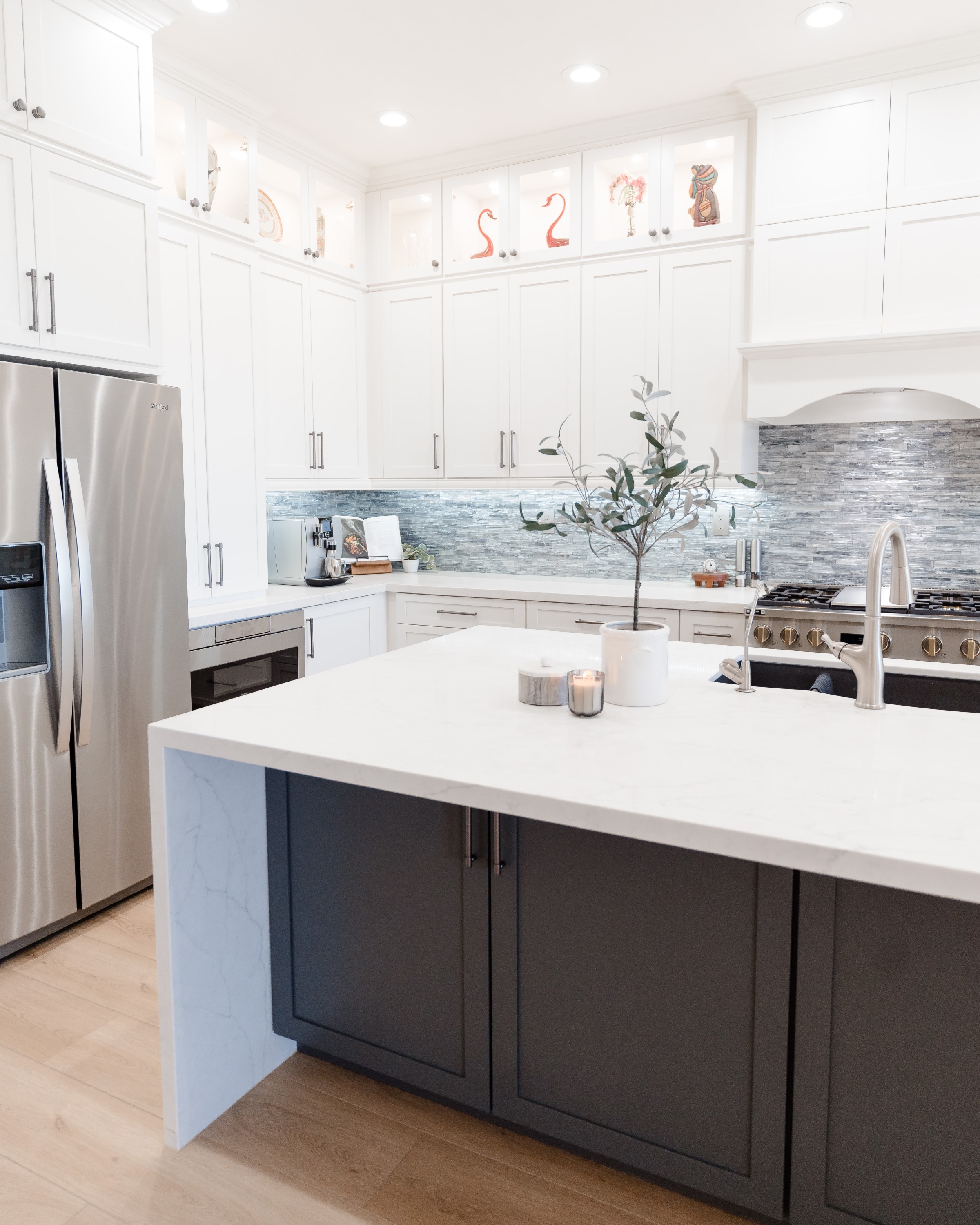 Kitchen with Island thumbnail 27