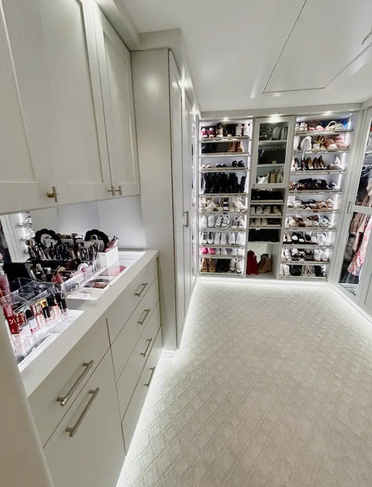 Luminous Walk-in Closet thumbnail 2