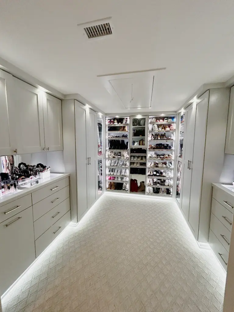 Luminous Walk-in Closet thumbnail 3