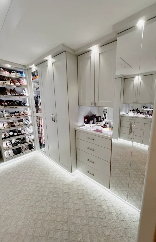 Luminous Walk-in Closet thumbnail 4
