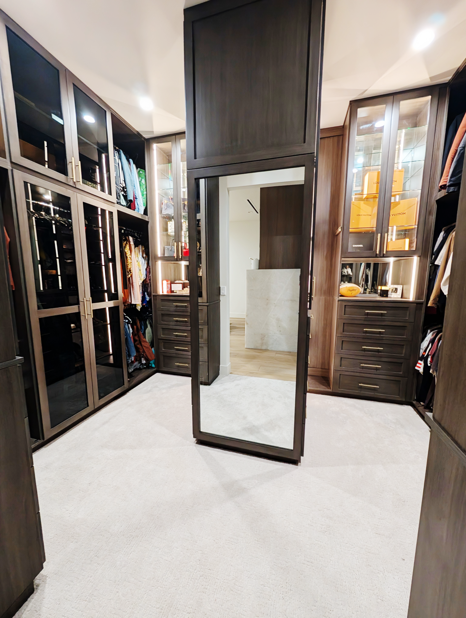 Luxe Walk-in Closet thumbnail 2
